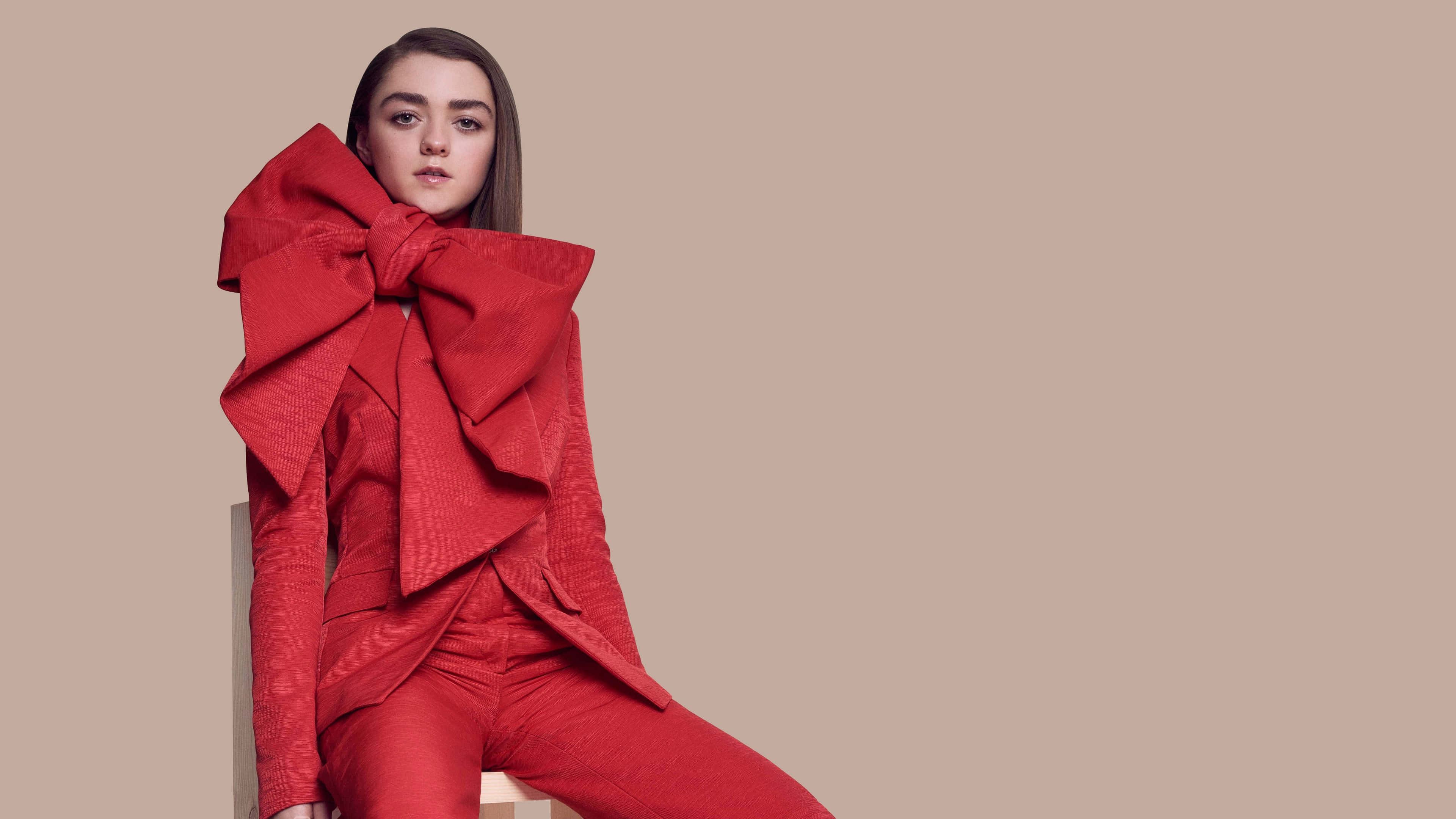 Maisie Williams, bold red suit, massive bow, 4K Desktop Wallpaper