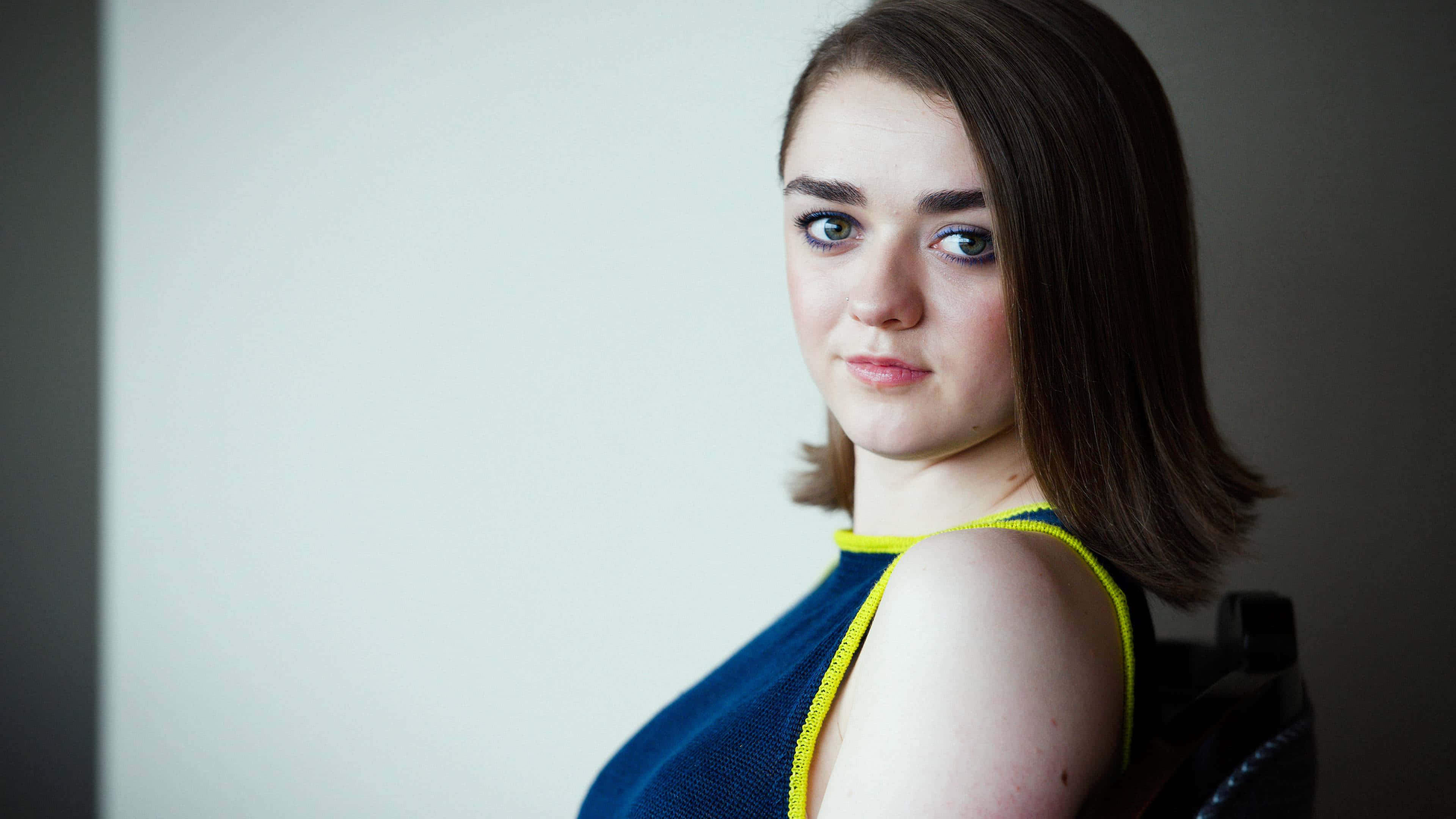 Maisie Williams, blue top, yellow trim, 4K Desktop Wallpaper