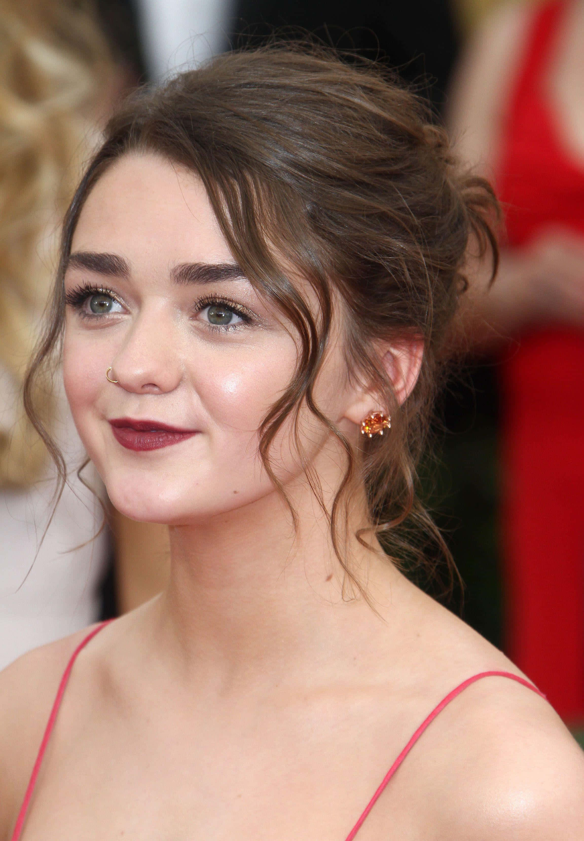 Maisie Williams, brown hair, red lipstick, 2K Phone Wallpaper