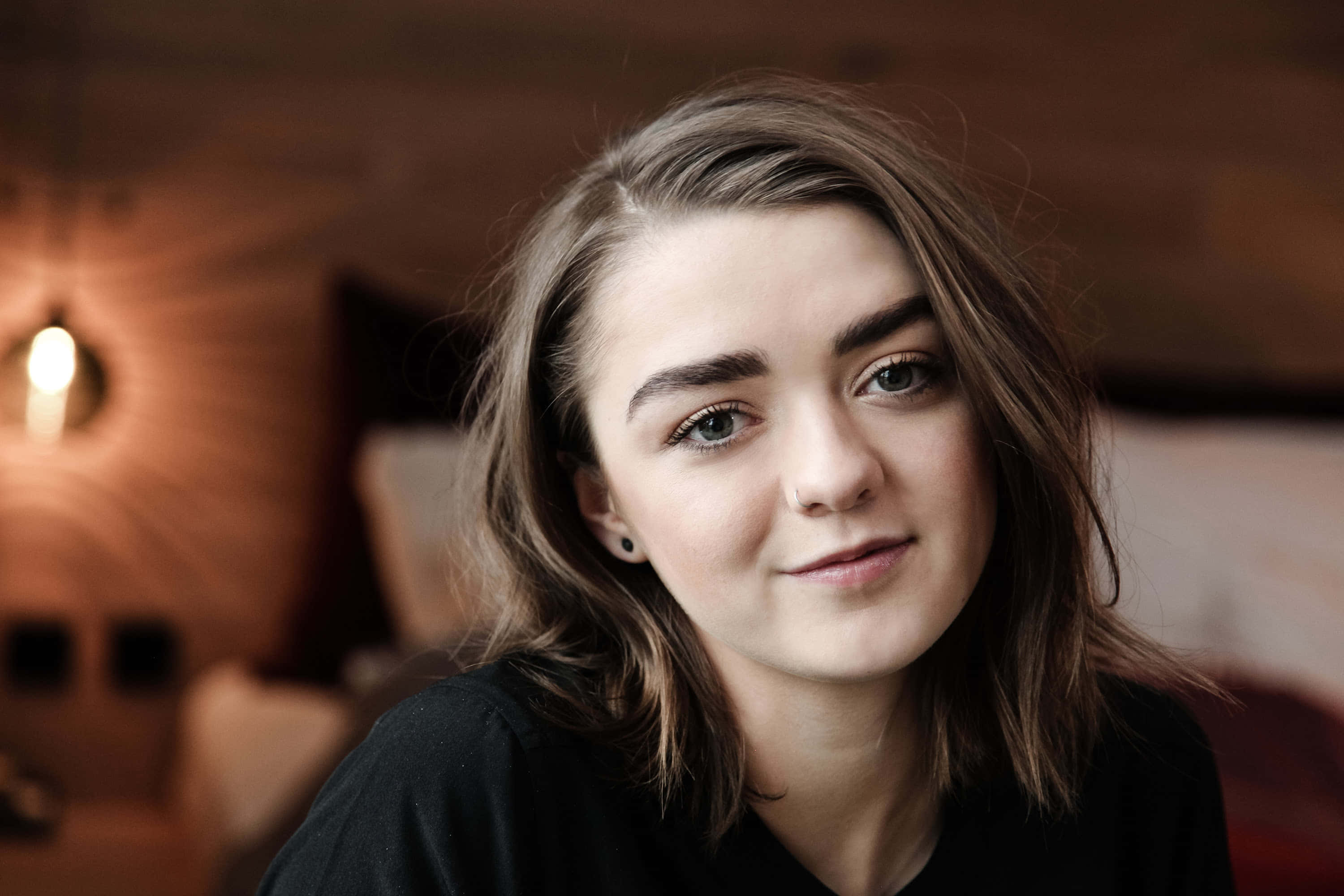 Maisie Williams, green dress, brown hair, 2K Desktop Wallpaper