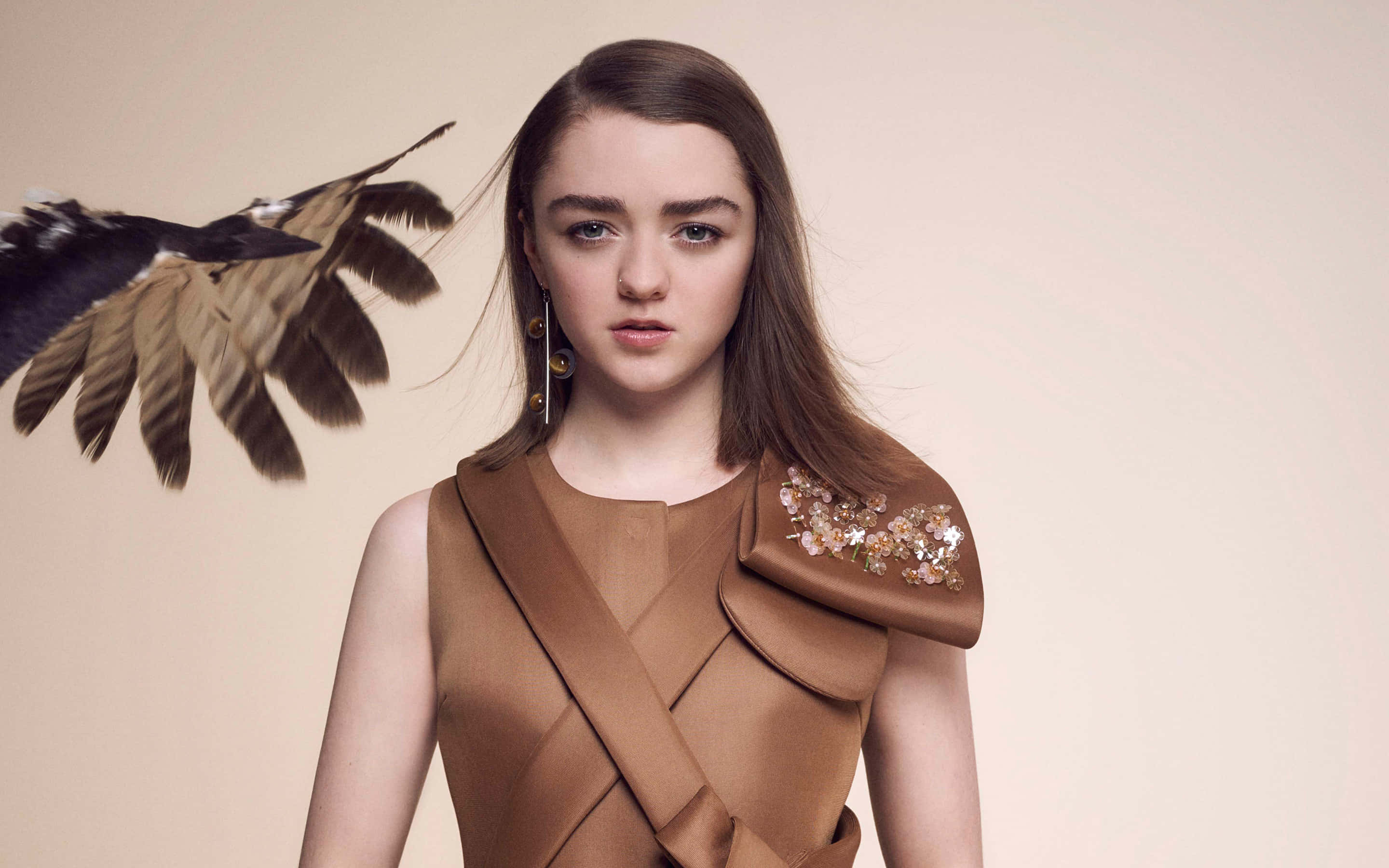 Maisie Williams, red carpet event, brown dress, 2K Desktop Wallpaper