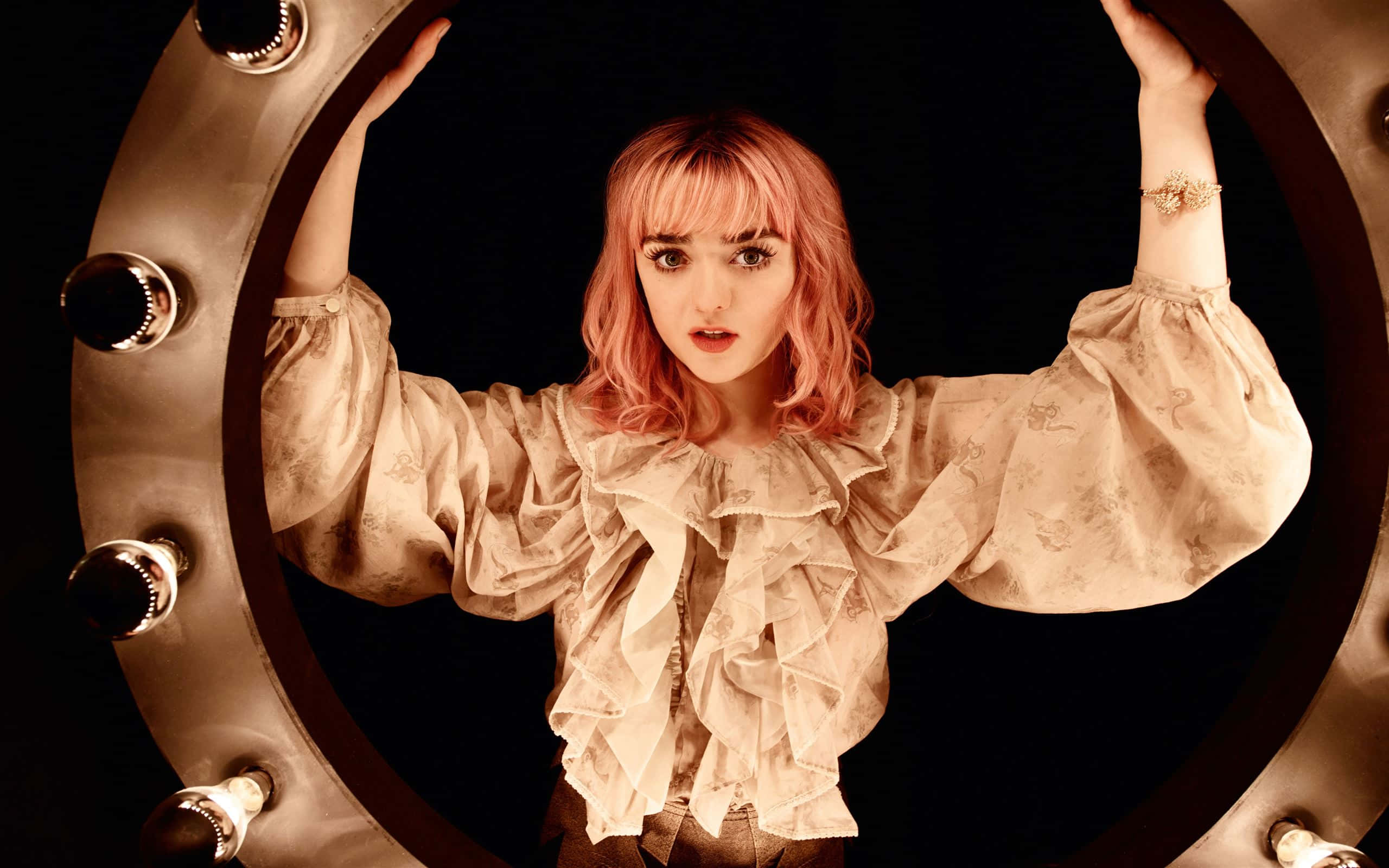 Maisie Williams, pink hair, circular light frame, 2K Desktop Wallpaper