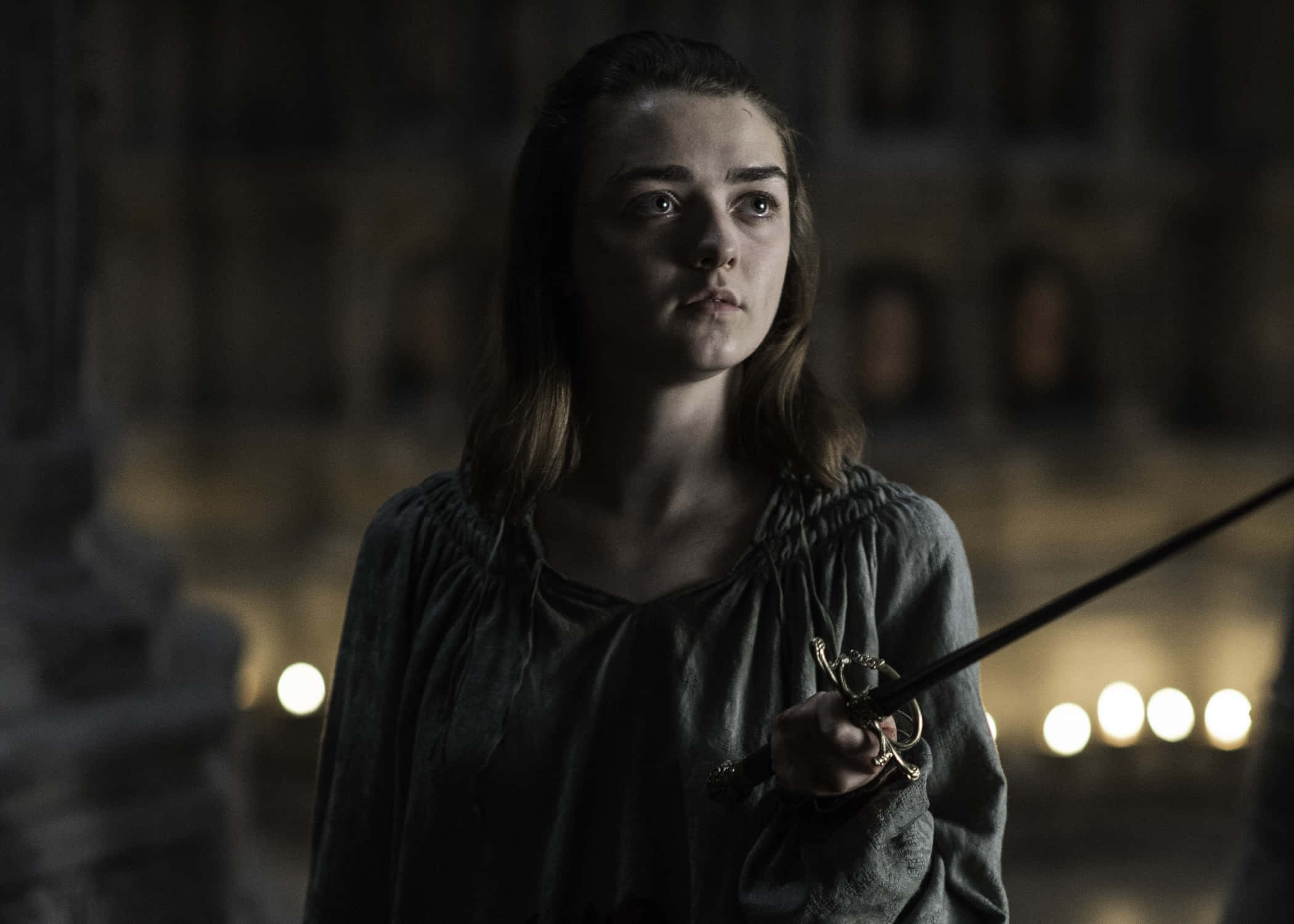 Maisie Williams, green gown, dimly lit stone hall, Full HD Desktop Wallpaper