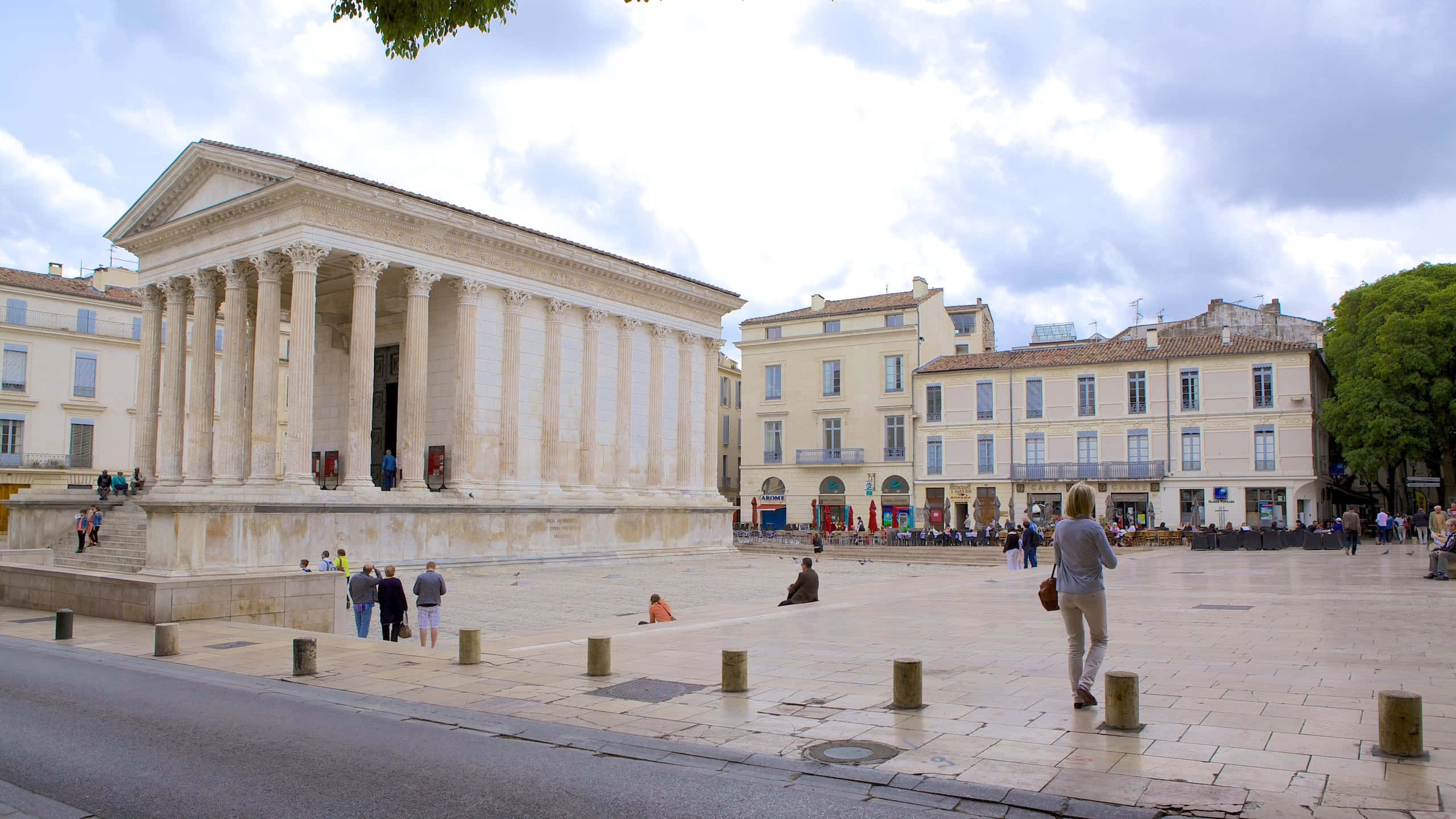 Maison Carrée, neoclassical temple, tall columns, 2K Desktop Wallpaper