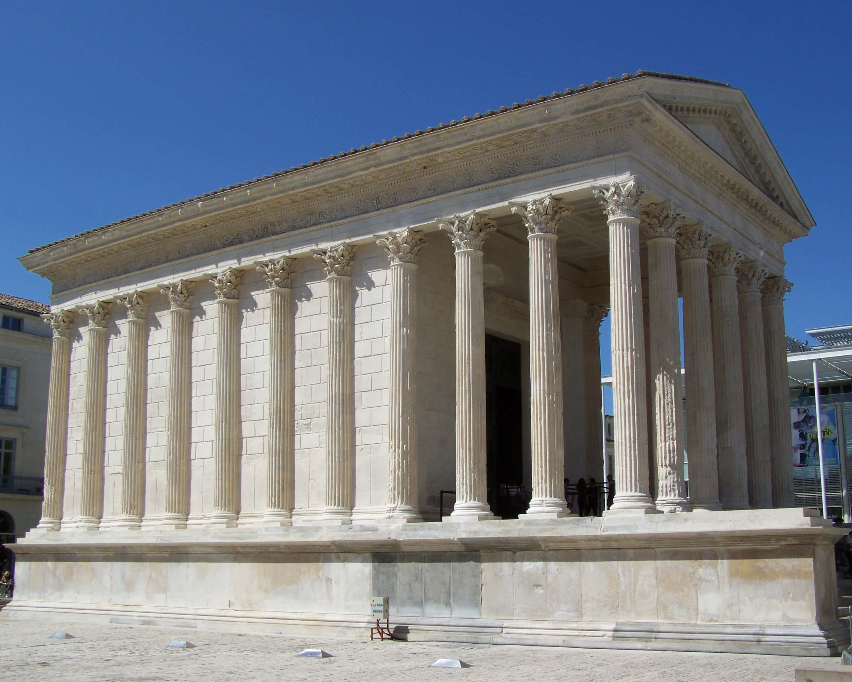 Maison Carrée, fluted columns, triangular pediment, 2K Desktop Wallpaper