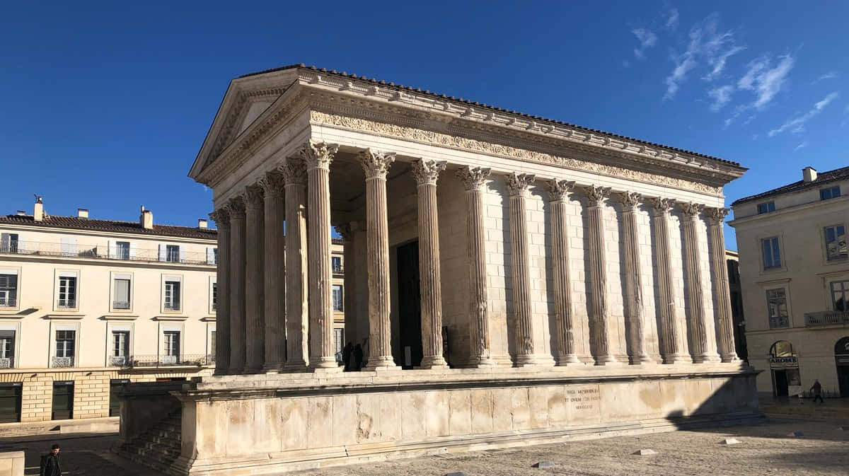 Maison Carrée, ancient Roman temple, tall columns, SD Desktop Wallpaper