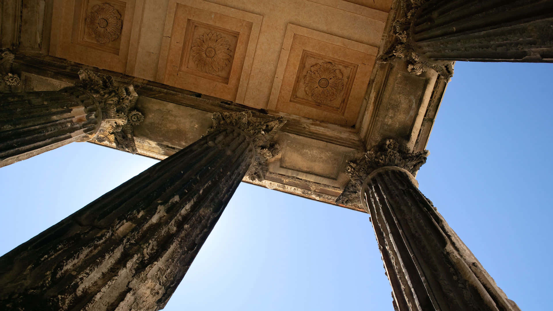 Maison Carrée, ancient stone columns, clear blue sky, Full HD Desktop Wallpaper