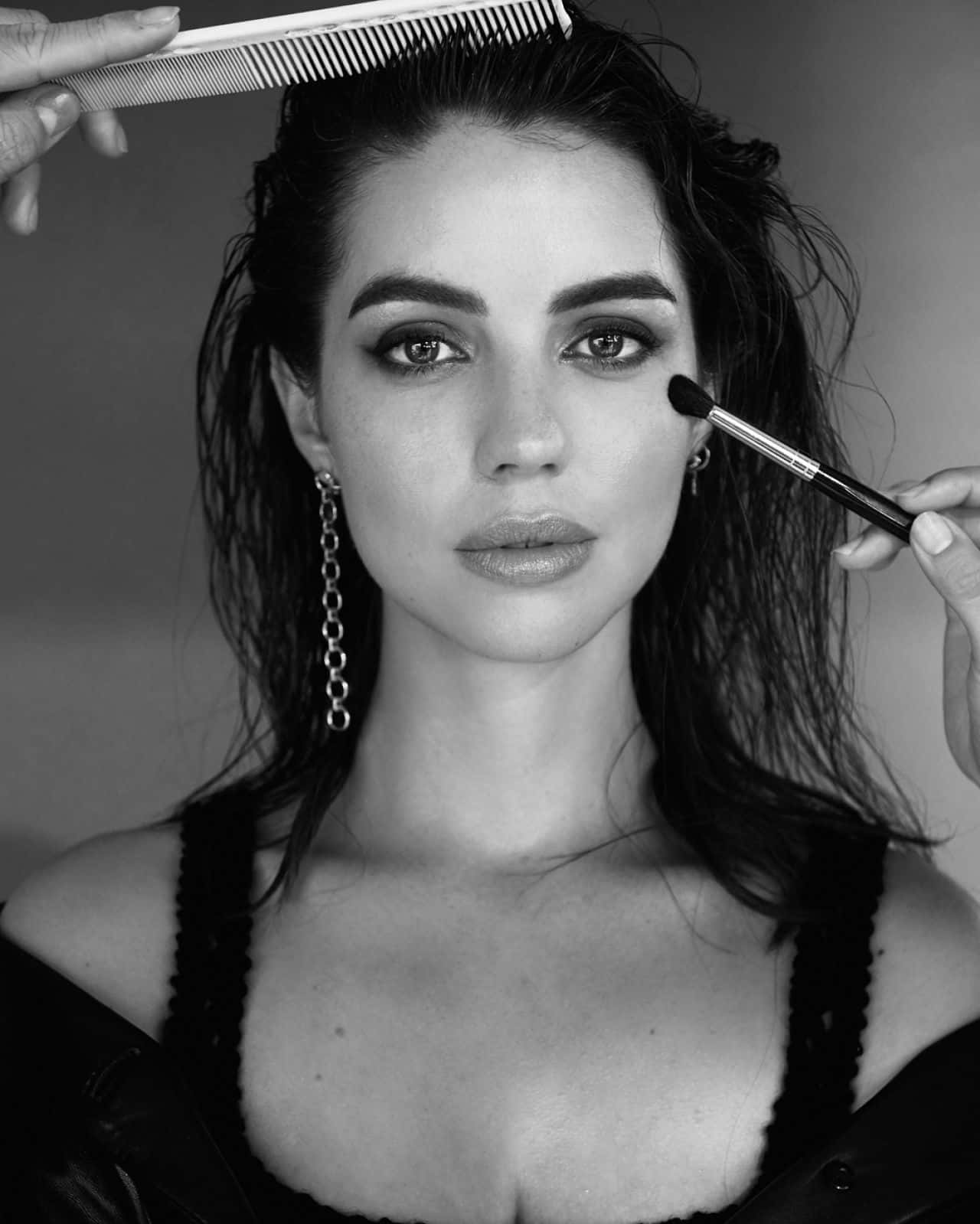 black and white portrait, woman with wet hair, makeup brushes, HD Phone Wallpaper