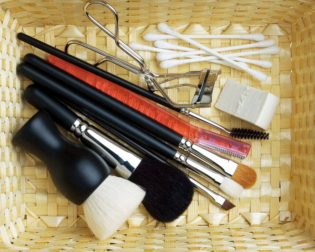 makeup brushes, cotton swabs, eyelash curler, HD Desktop Wallpaper