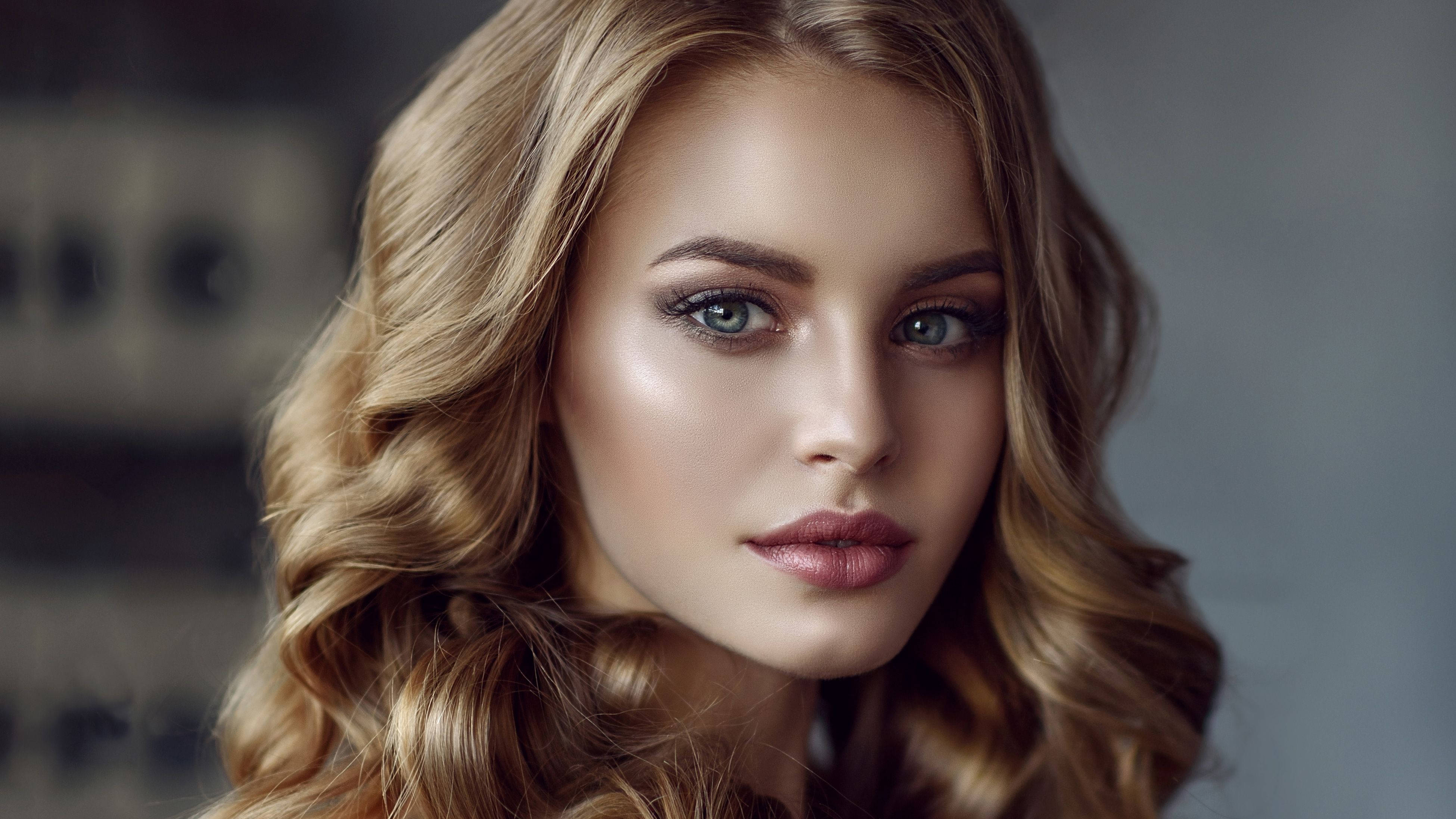 mature woman, glamorous makeup, wavy blonde hair, 4K Desktop Wallpaper