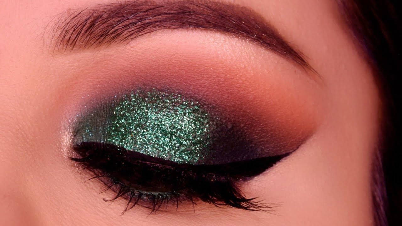 green glitter eyeshadow, warm brown tones, bold black eyeliner, HD Desktop Wallpaper