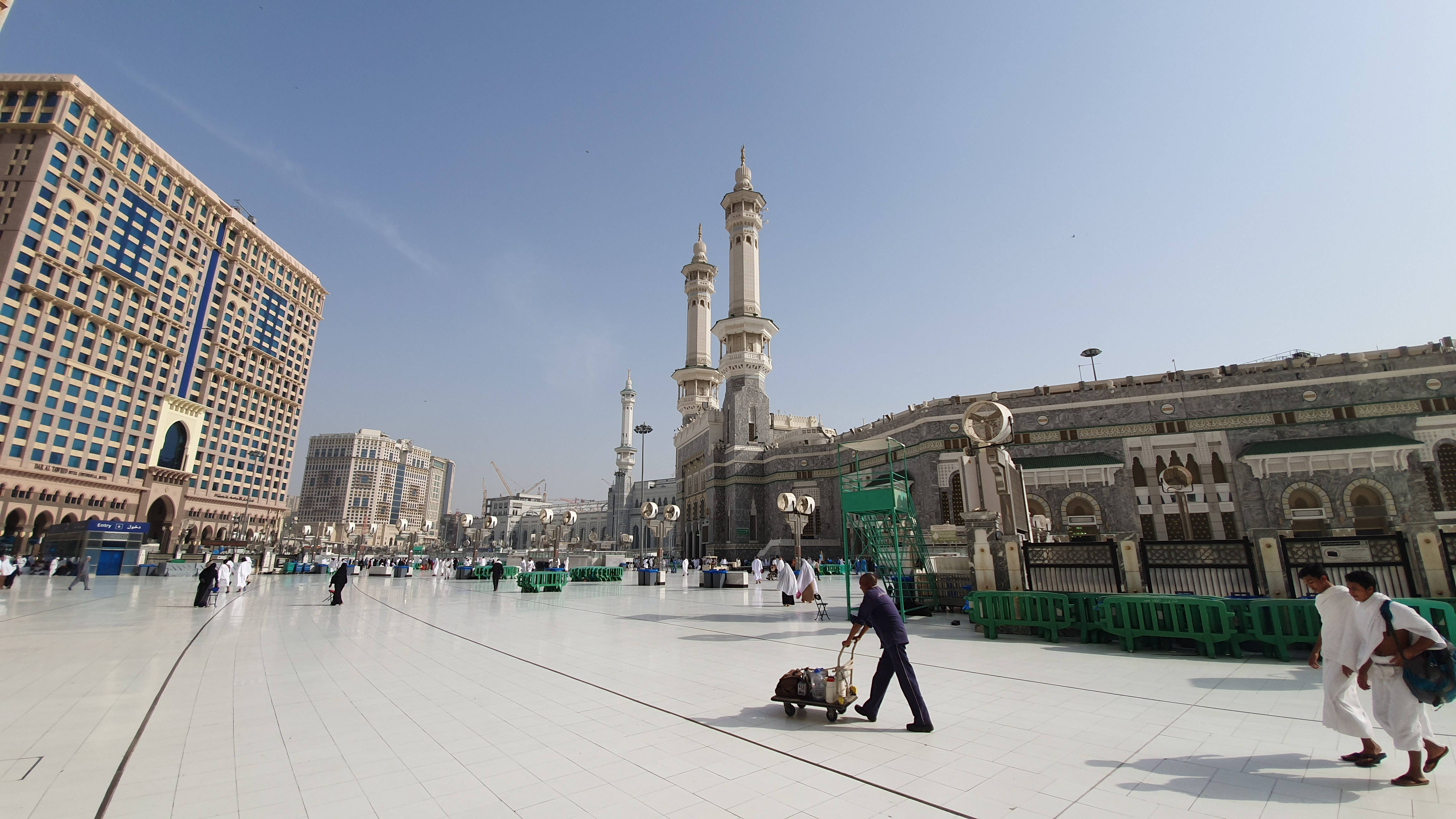 Makkah, plaza, pilgrims, 4K Desktop Wallpaper