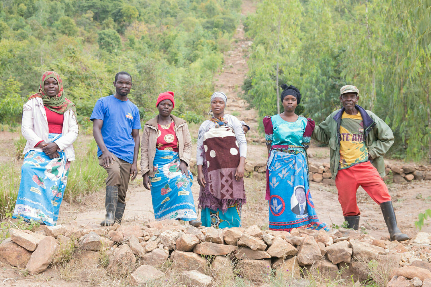 Malawi, six people, dirt road, HD Desktop Wallpaper