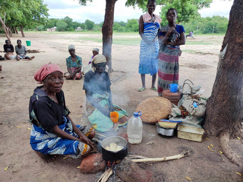 Malawi, women cooking stove, vibrant patterned fabrics, SD Desktop Wallpaper