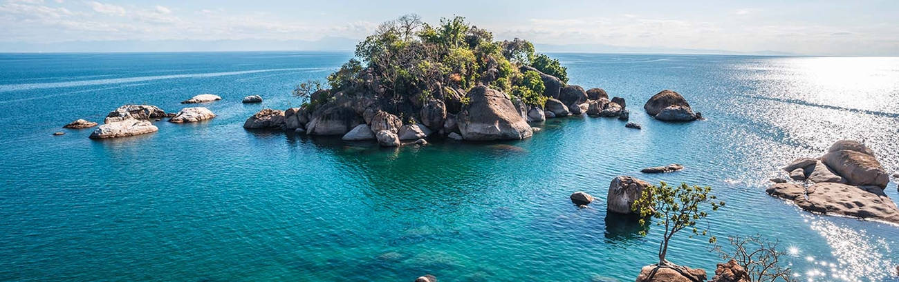 Malawi Lake, rock island, crystal clear turquoise waters, HD Desktop Wallpaper