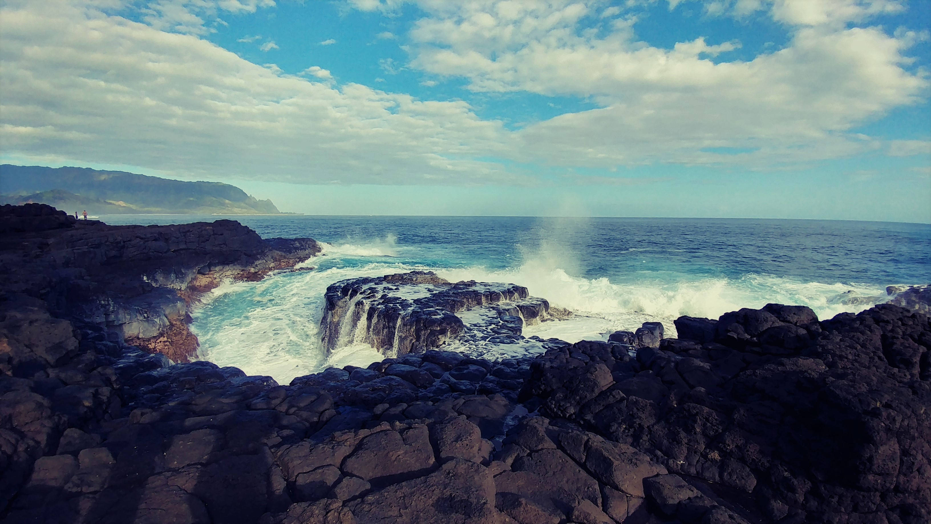 Maldives, rocky coast, ocean waves, 2K Desktop Wallpaper