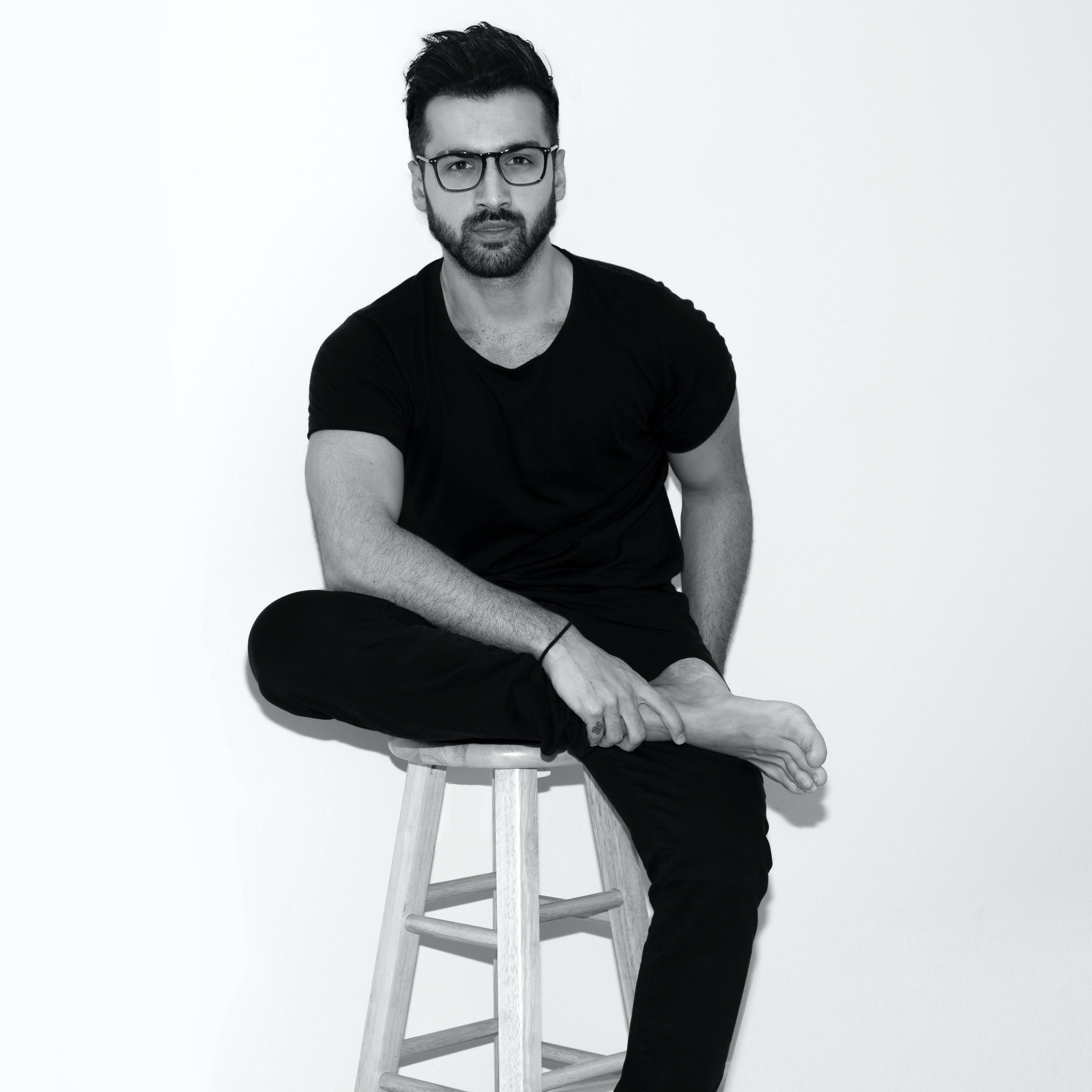 male model, glasses, beard, 2K Desktop Wallpaper