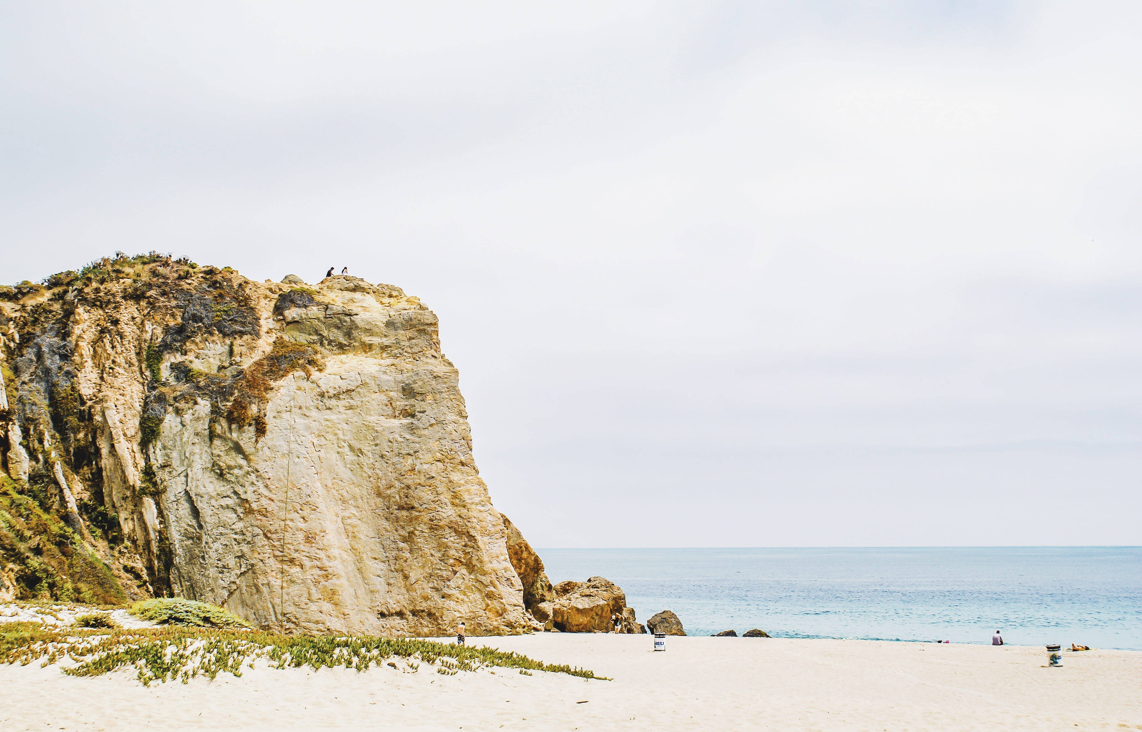 Malibu Beach, cliff, rocky cliff, 4K Desktop Wallpaper