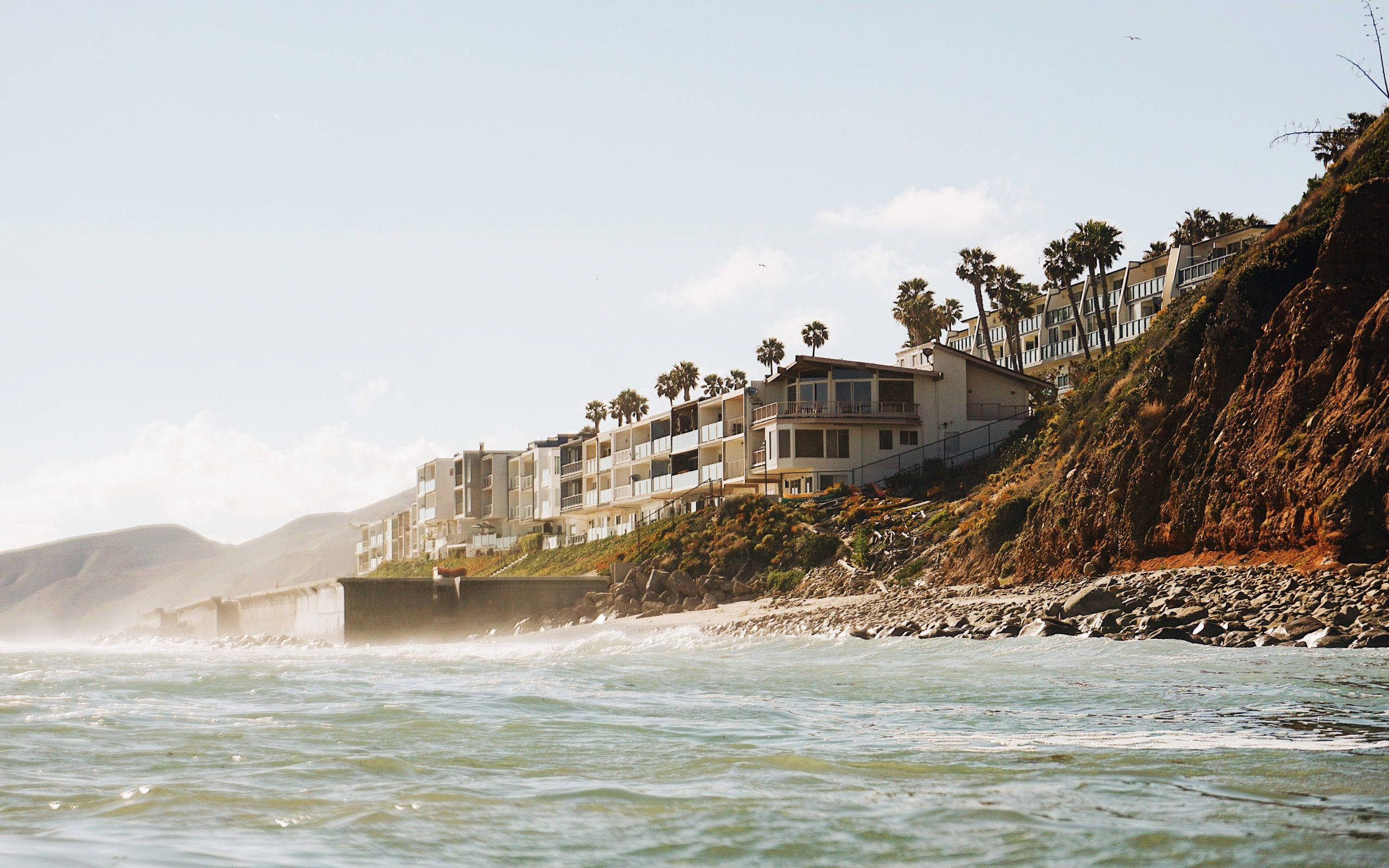 Malibu Beach, modern coastal homes, sunlit cliff, 2K Desktop Wallpaper