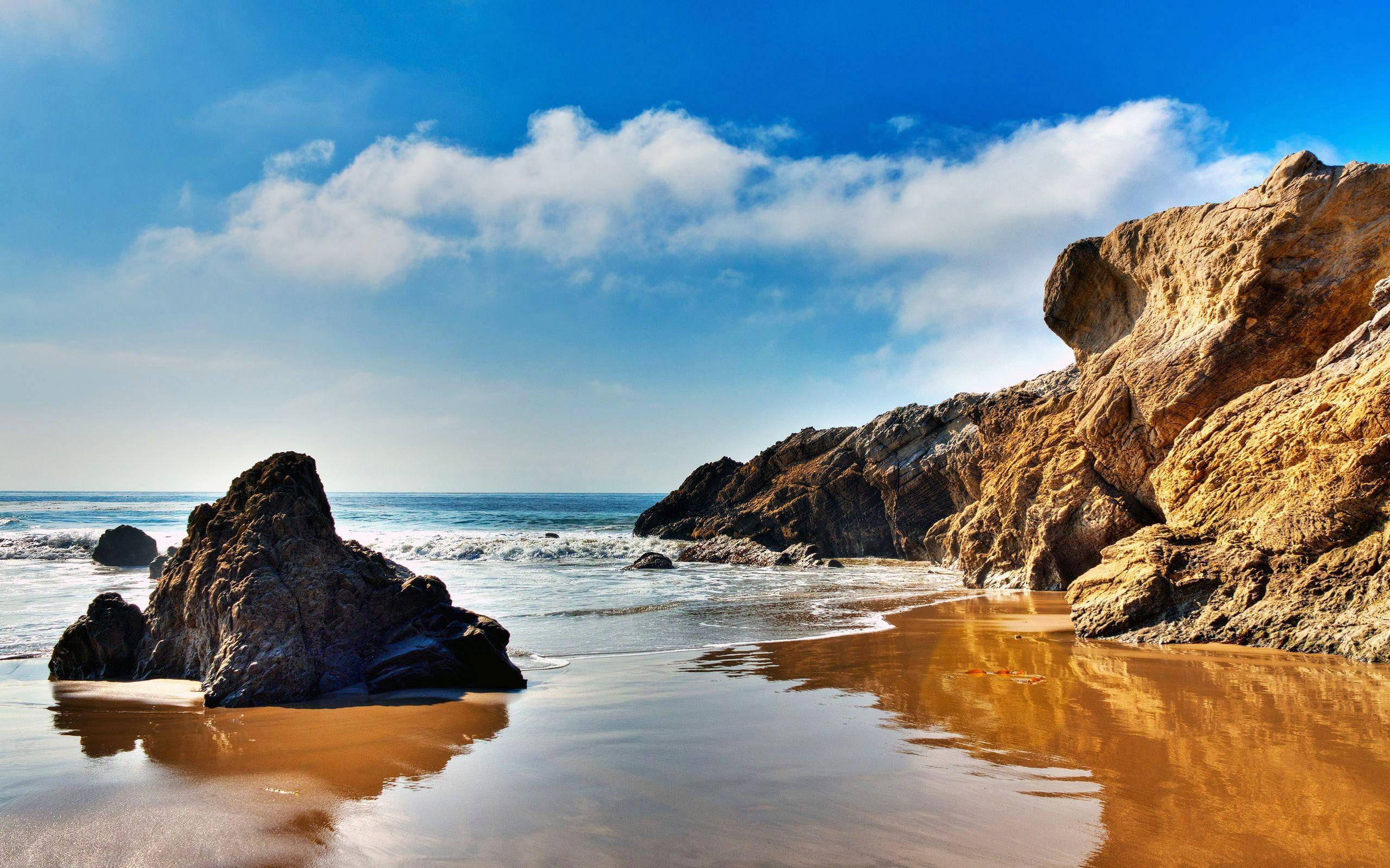 Malibu Beach, golden sand, blue sky, 2K Desktop Wallpaper