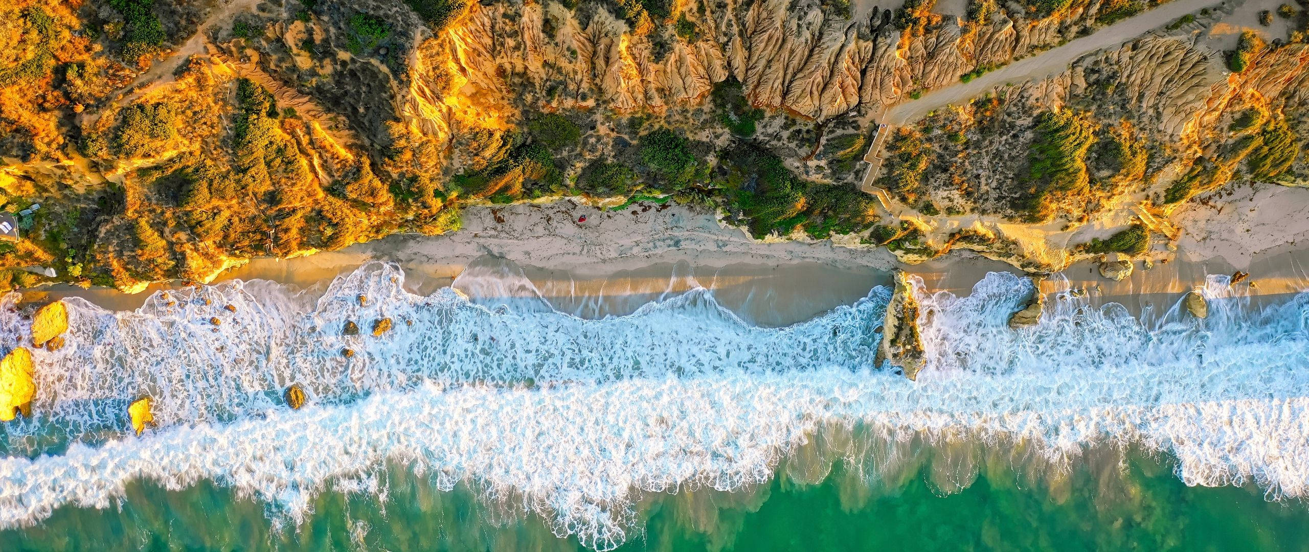 Malibu Beach, golden cliffs, turquoise ocean waves, 2K Desktop Wallpaper
