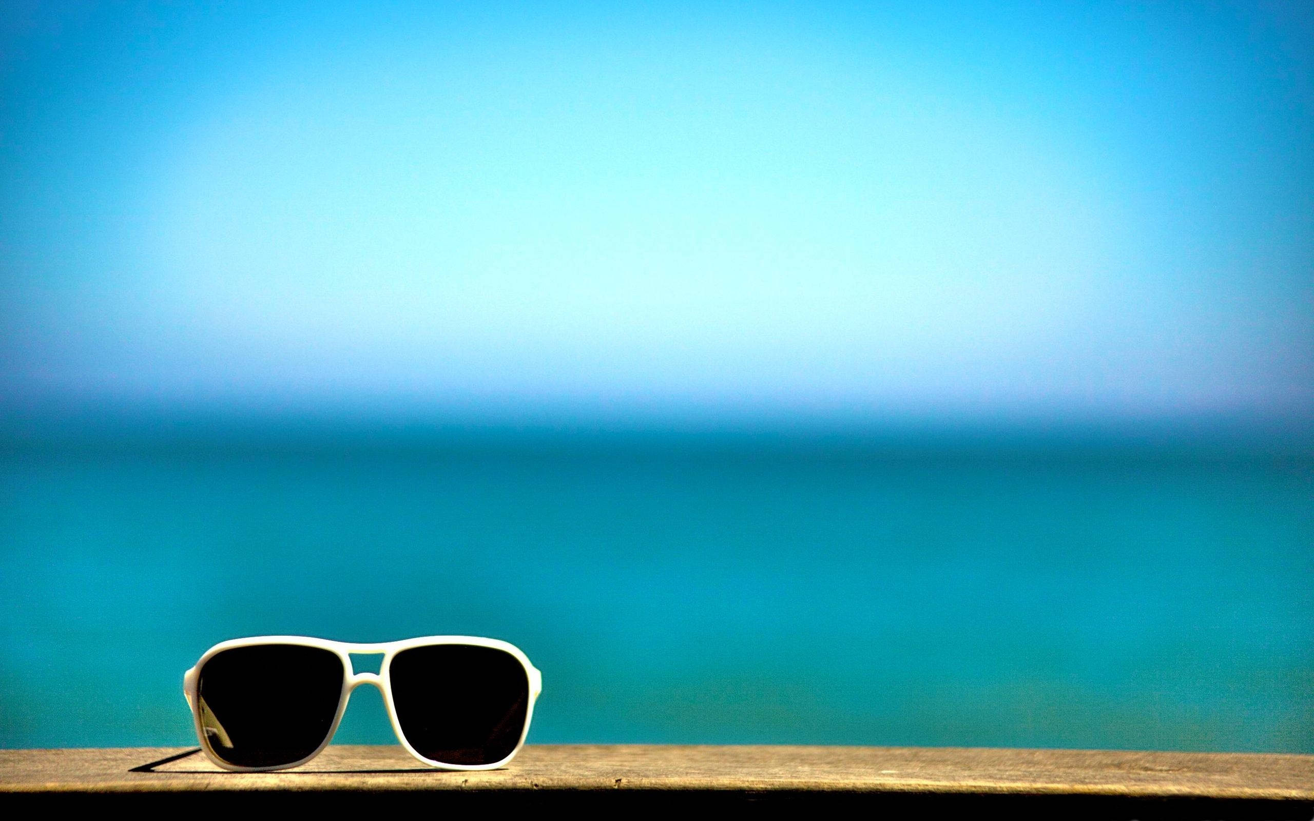 Malibu California, wooden bench, turquoise ocean, 2K Desktop Wallpaper