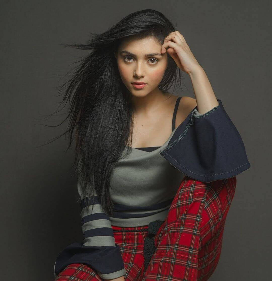 Mallika Singh, red pants, gray shirt, SD Phone Wallpaper
