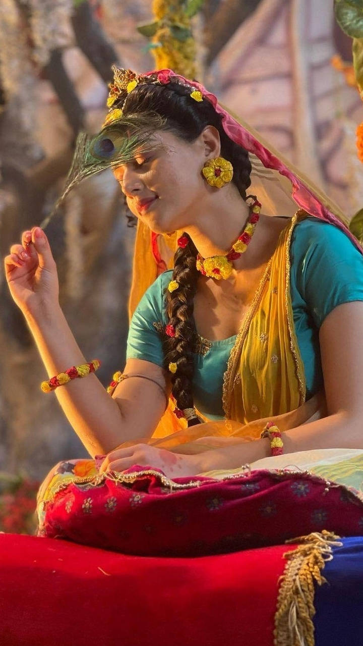 Mallika Singh, peacock feather, vibrant traditional Indian attire, HD Phone Wallpaper