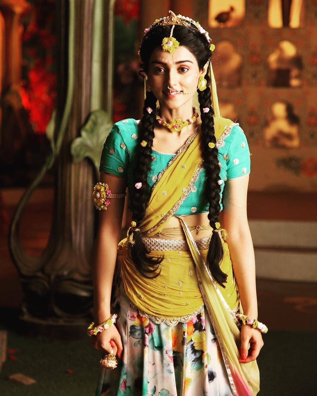 Mallika Singh, vibrant traditional Indian attire, floral jewelry, HD Phone Wallpaper
