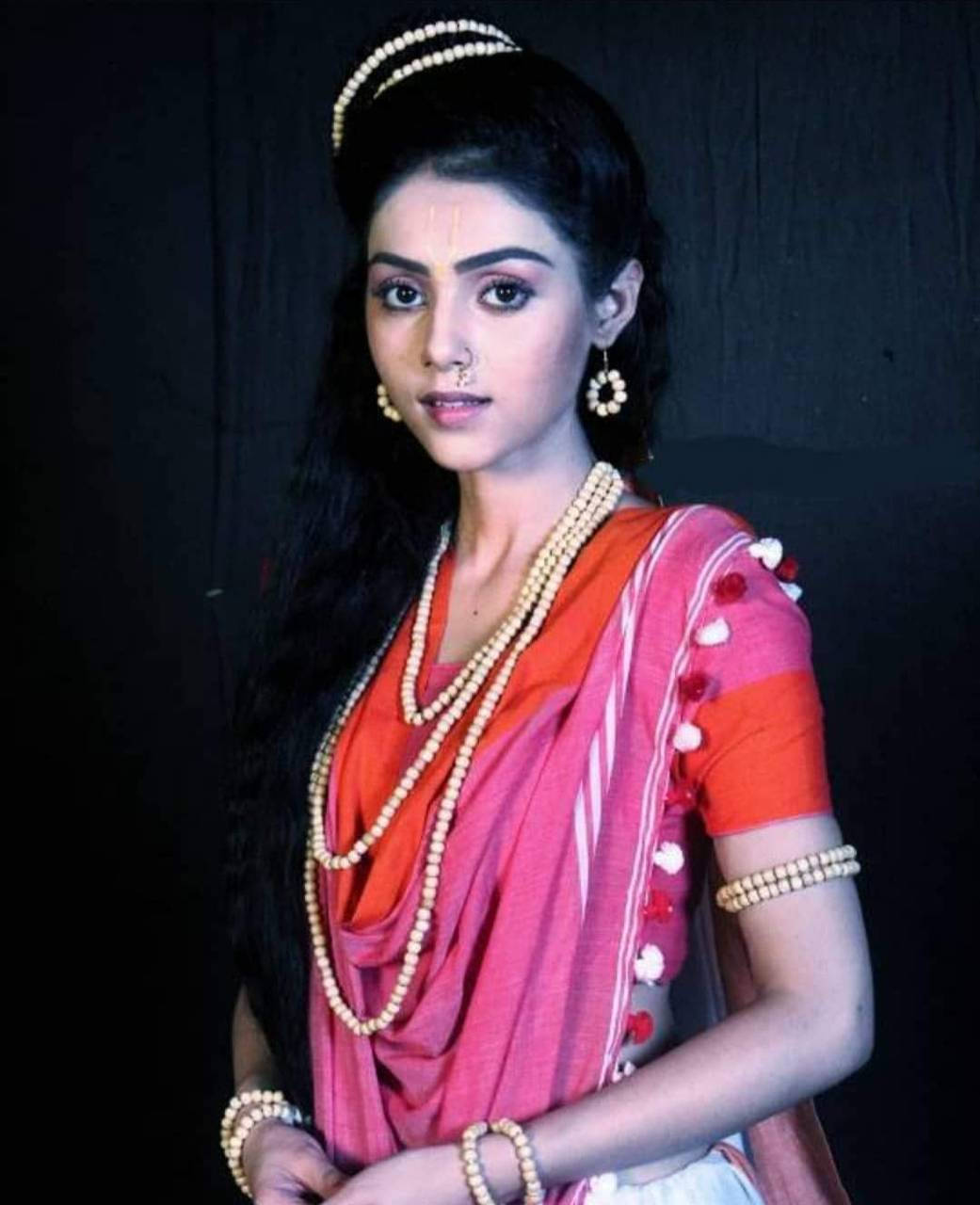 Mallika Singh, traditional Indian attire, pearl jewelry, HD Phone Wallpaper
