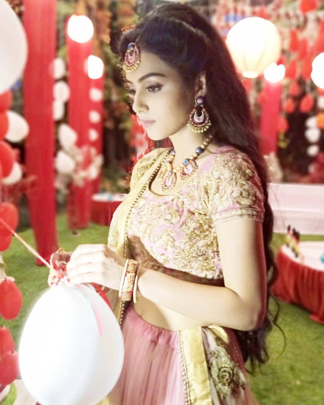 Mallika Singh, white balloon, ornate pink and gold traditional attire, HD Phone Wallpaper