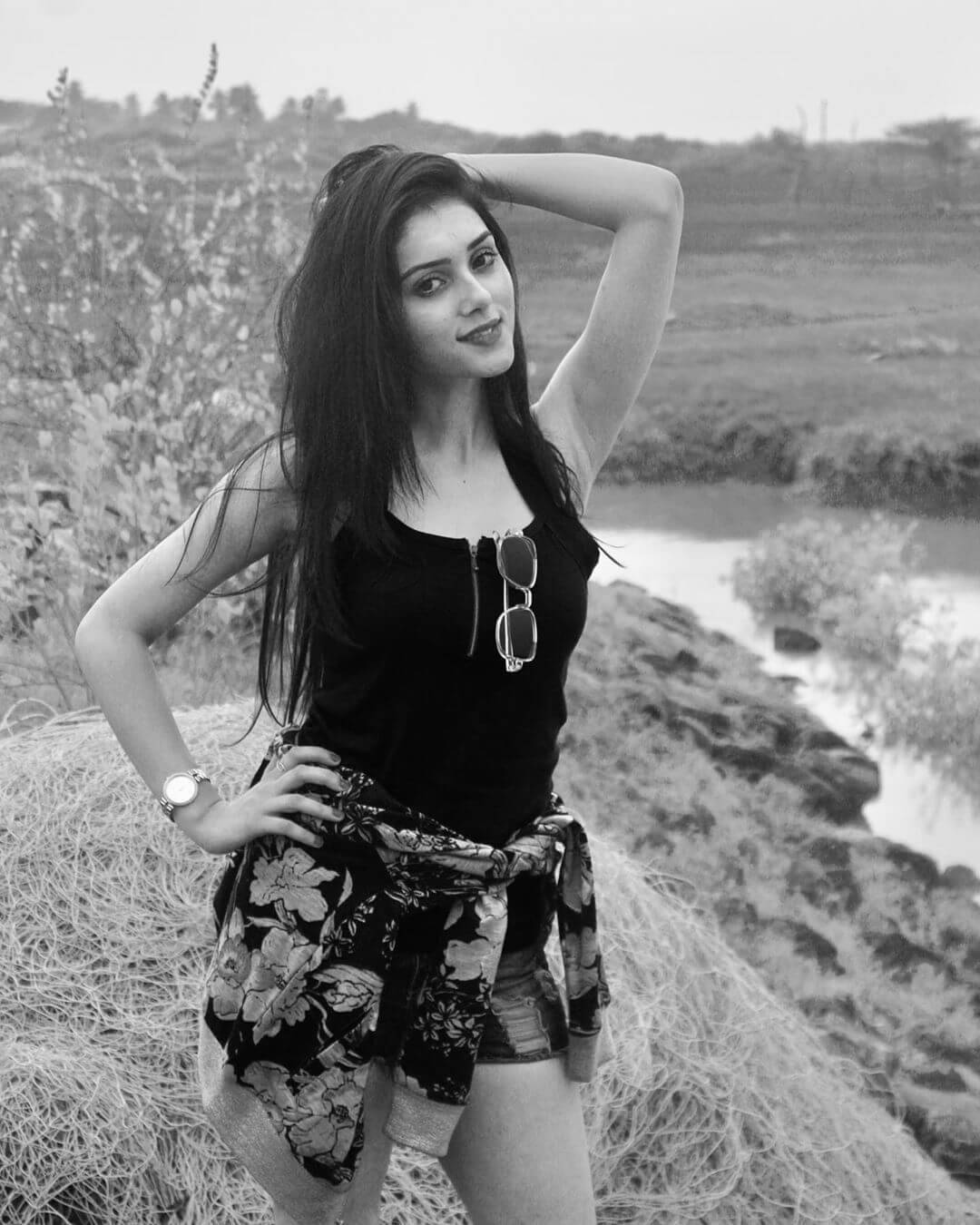 Mallika Singh, riverbank, black and white, HD Phone Wallpaper