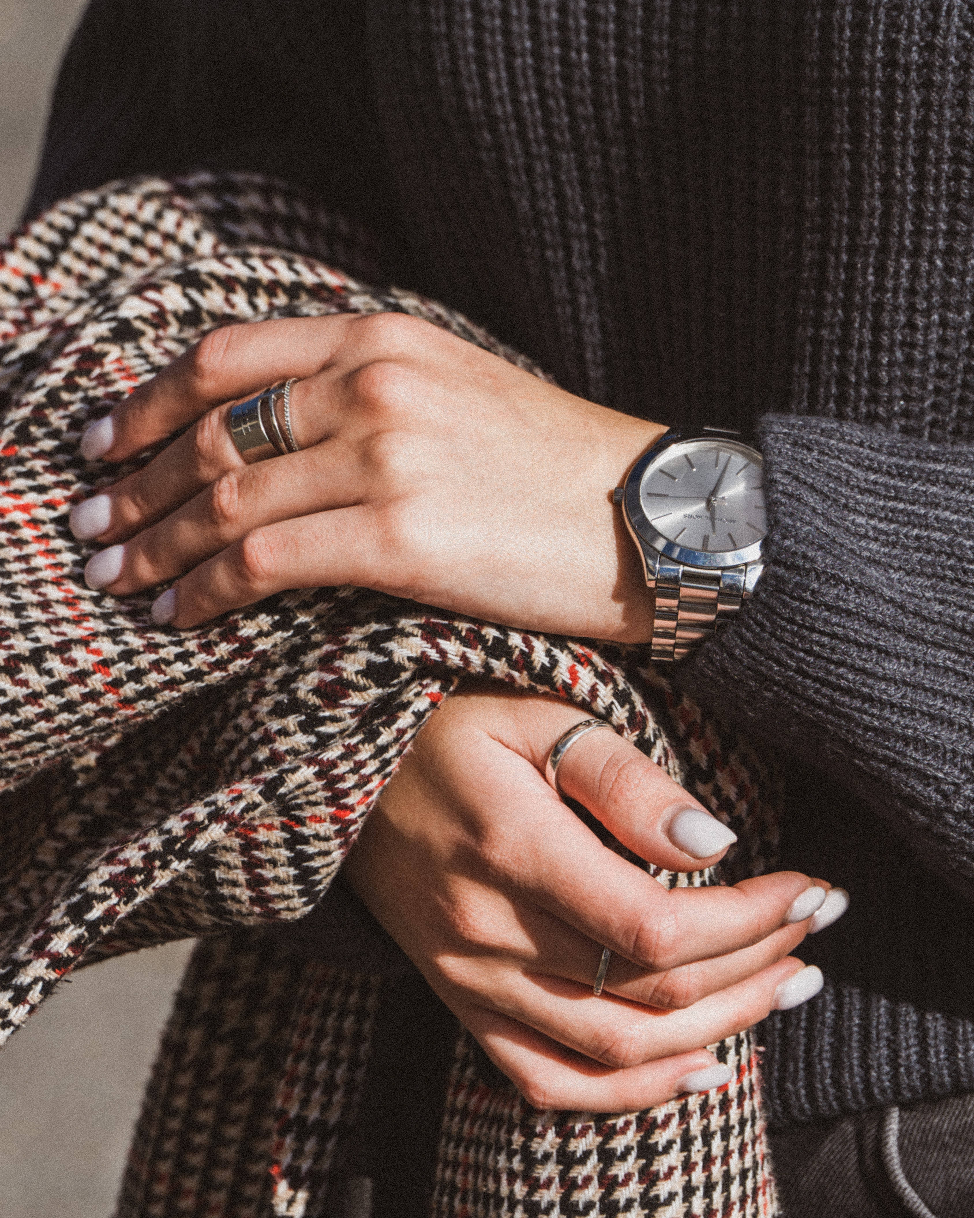 houndstooth scarf, silver watch, rings, 4K Phone Wallpaper