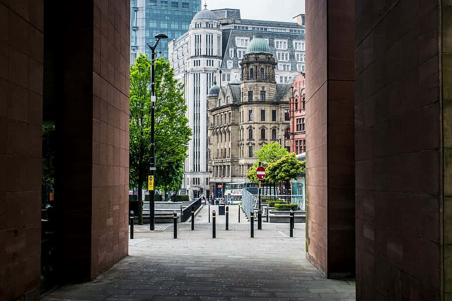 Manchester, brown stone pillars, historic and modern buildings, SD Desktop Wallpaper