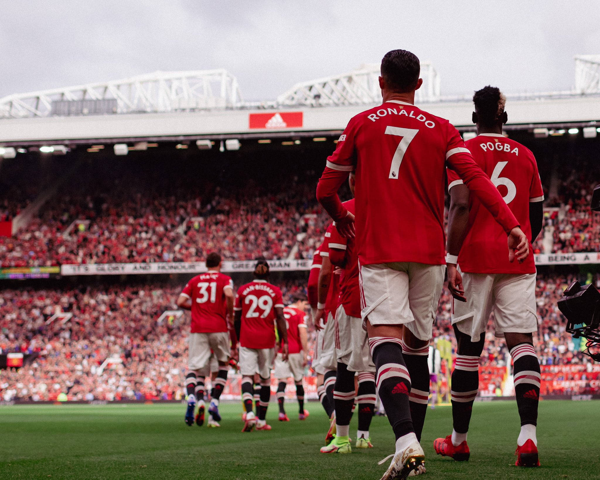 Manchester United Players, red jerseys, pitch, Full HD Desktop Wallpaper