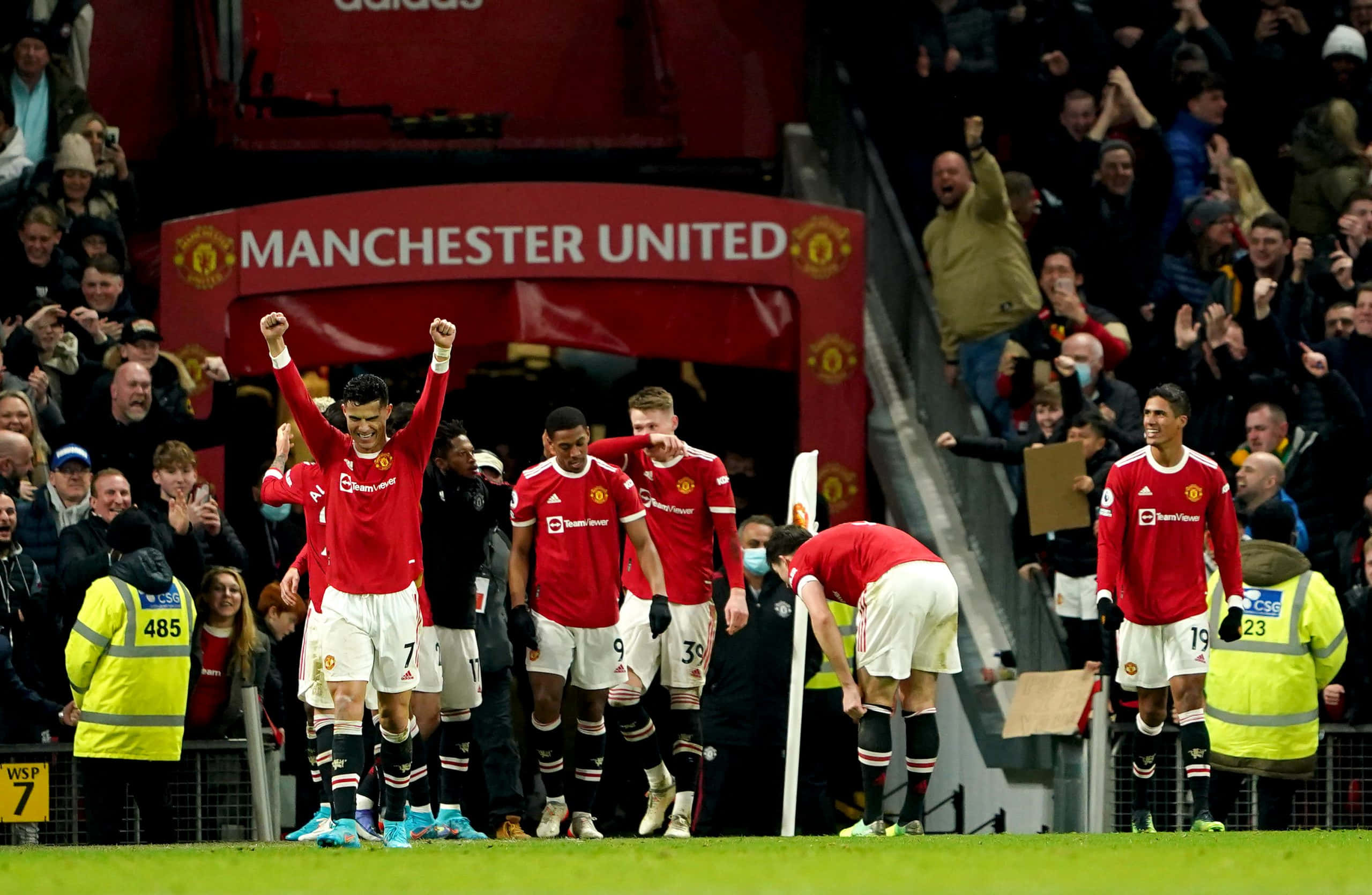 Manchester United, pitch, red club signage, 2K Desktop Wallpaper