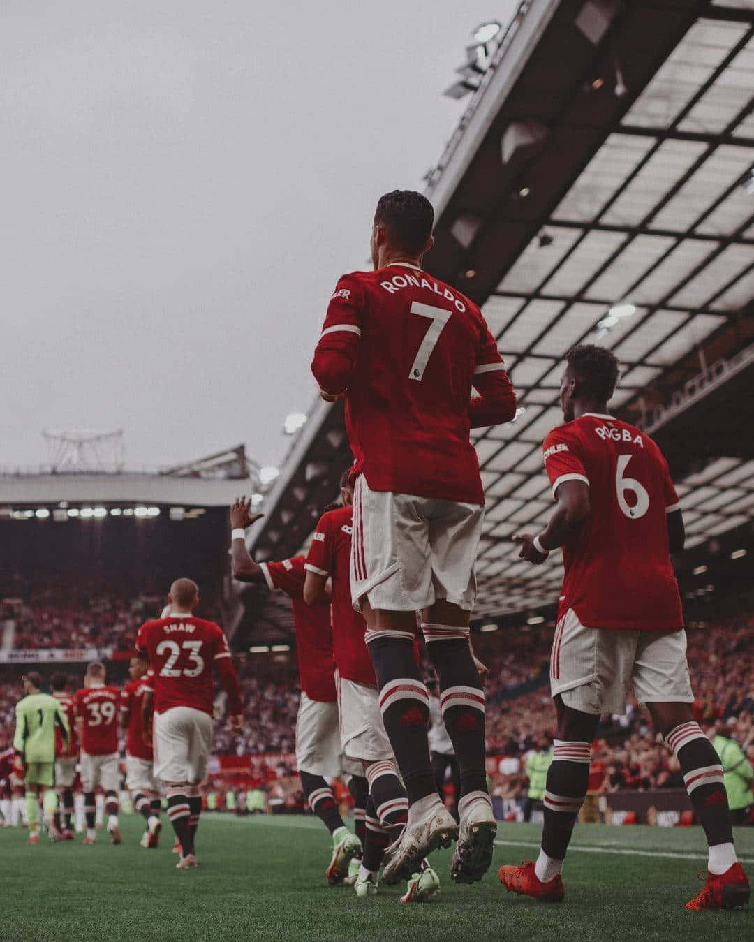 Manchester United Team, red jerseys, green pitch, HD Phone Wallpaper