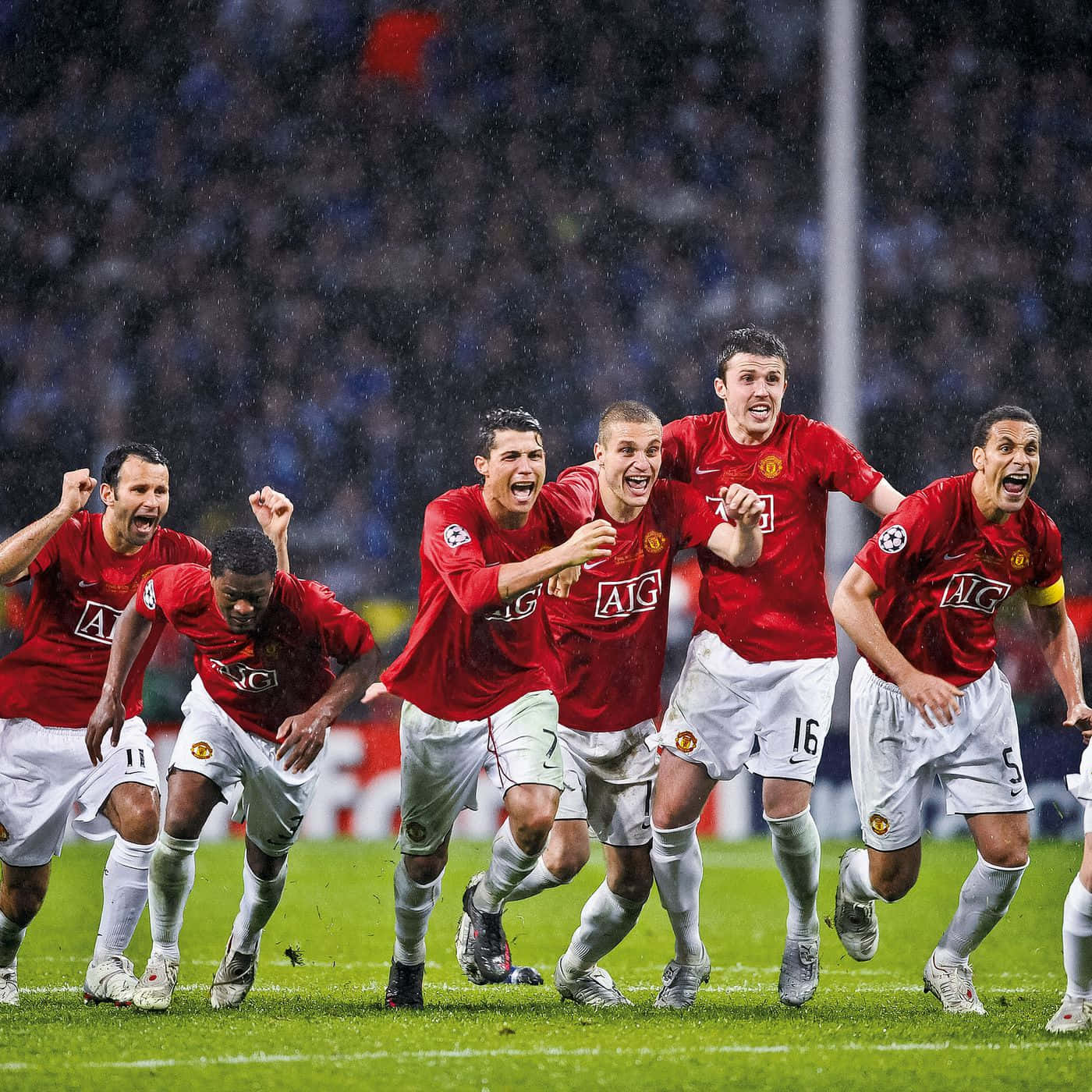 Manchester United Team, red jerseys, rain-slicked pitch, HD Desktop Wallpaper