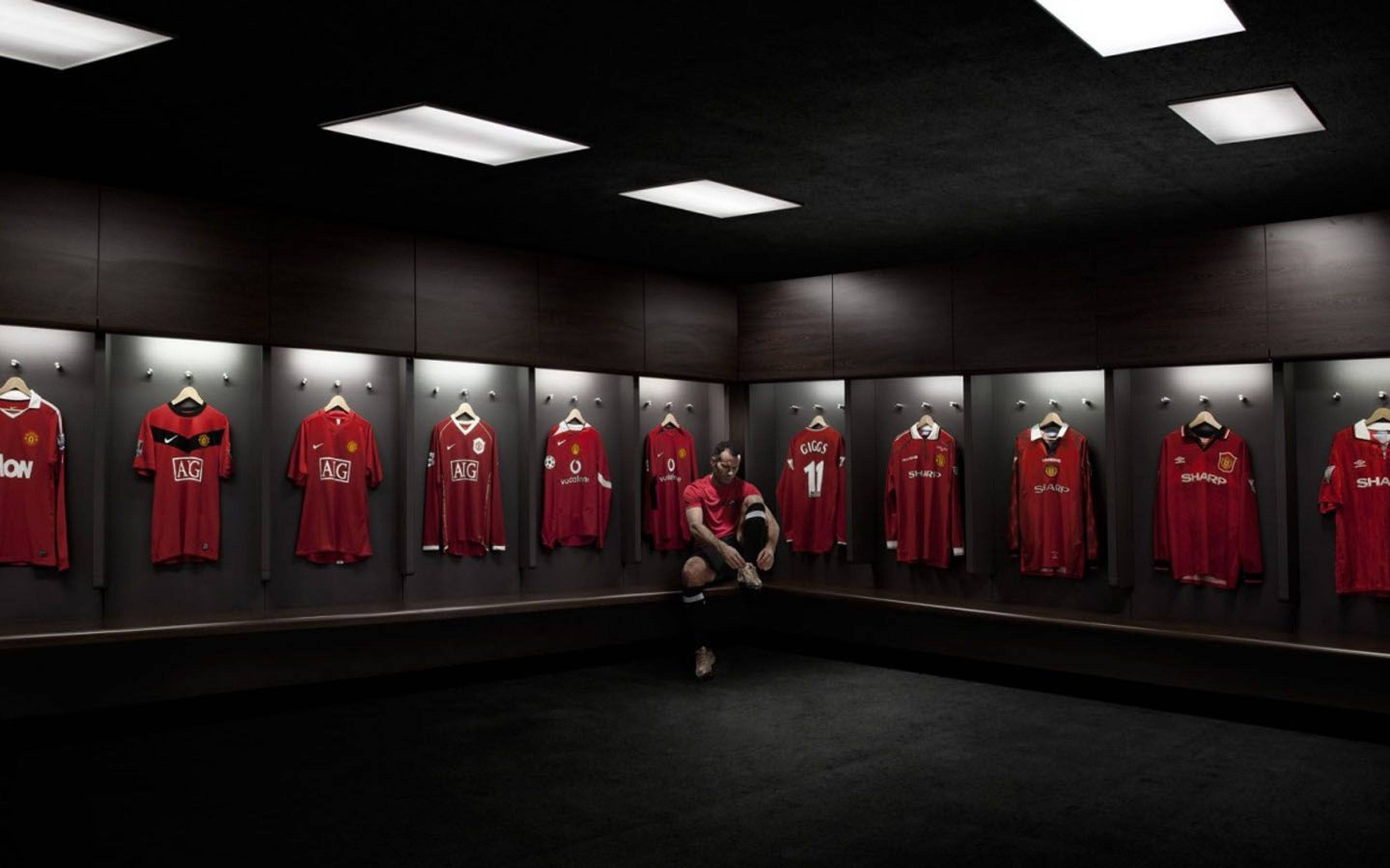 Manchester United, locker room, red jerseys, 2K Desktop Wallpaper