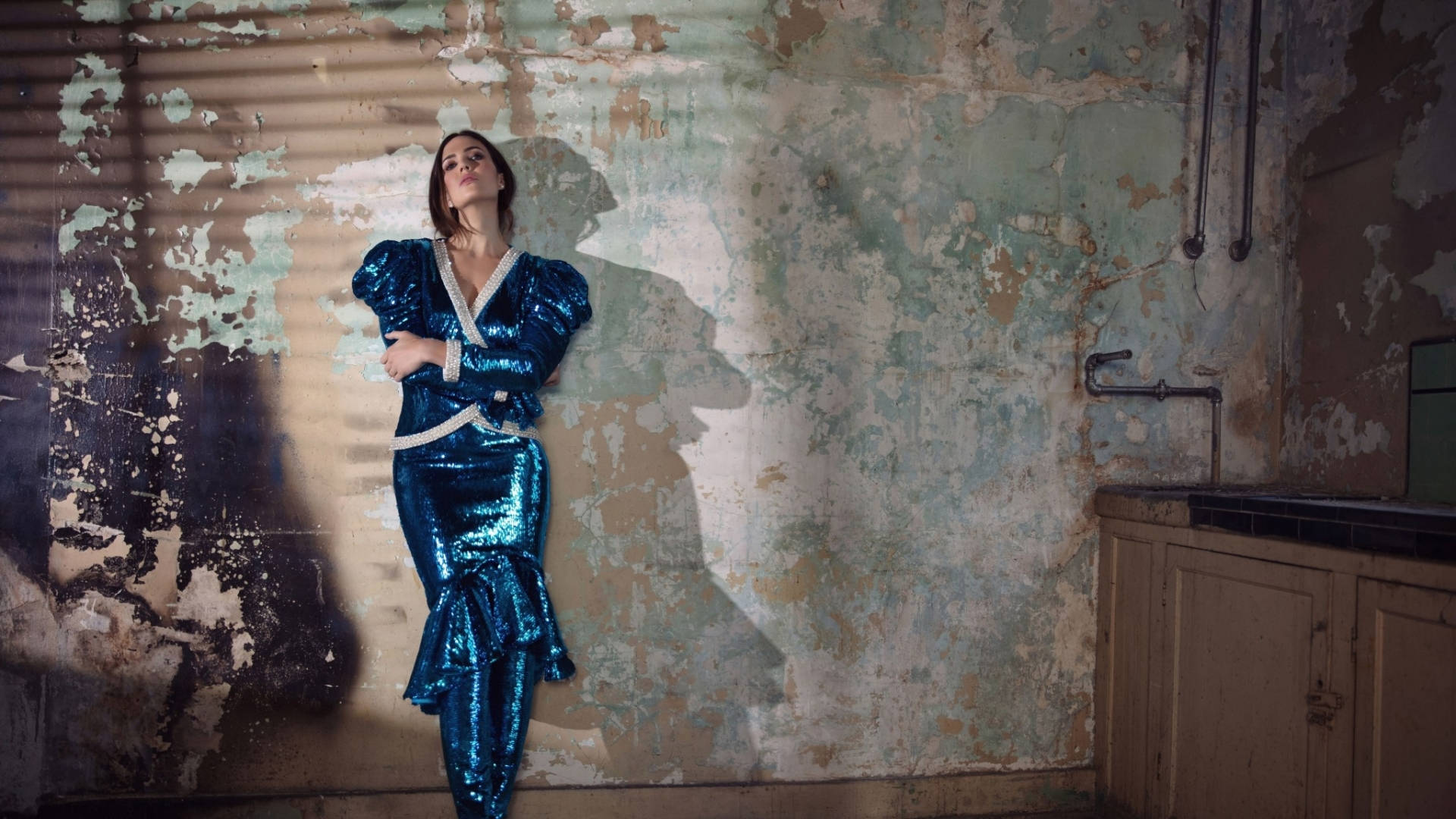 Mandy Moore, blue shiny dress, shimmering blue sequined dress, Full HD Desktop Wallpaper