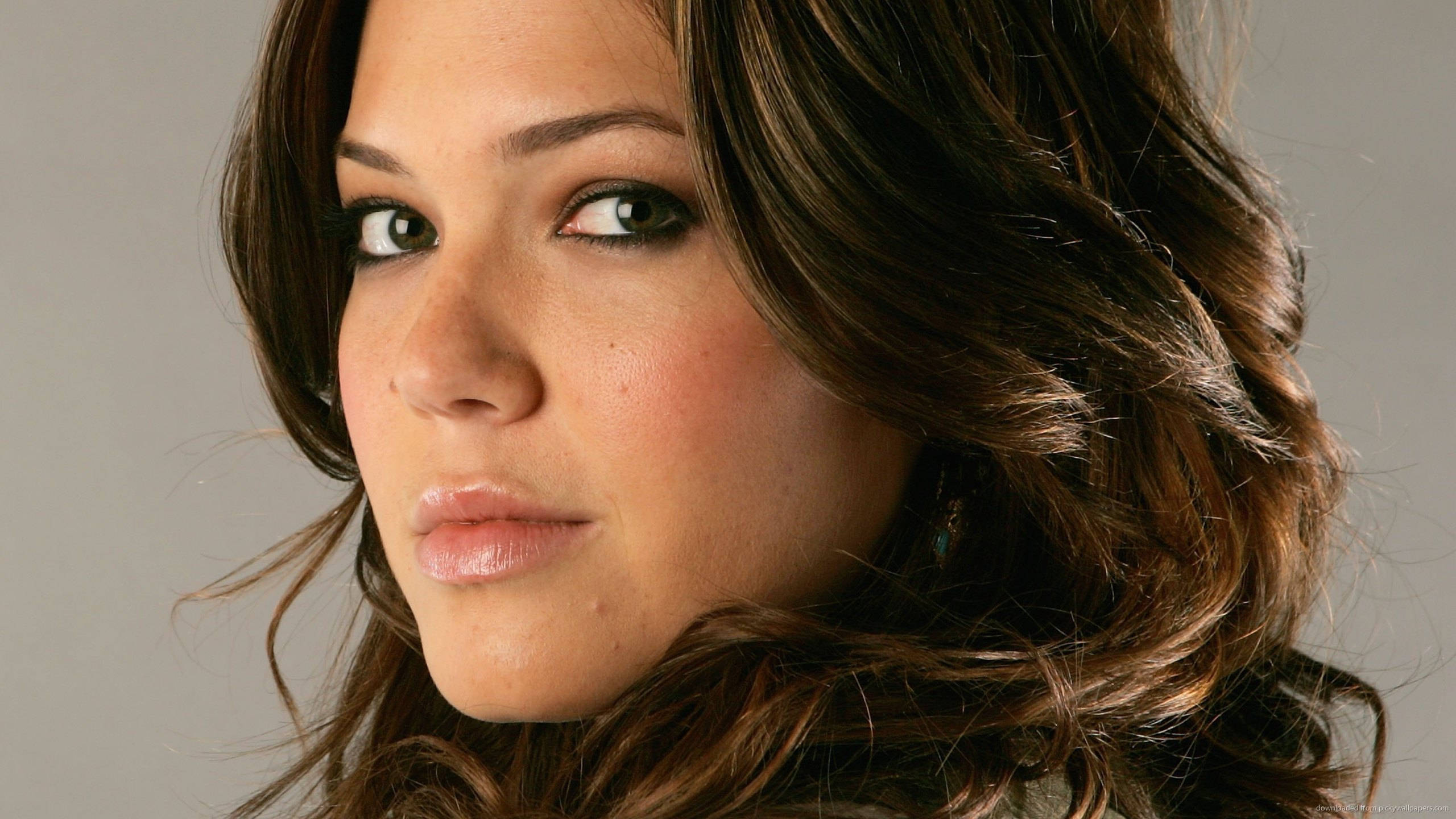 Mandy Moore, wavy brown hair, soft makeup, 2K Desktop Wallpaper