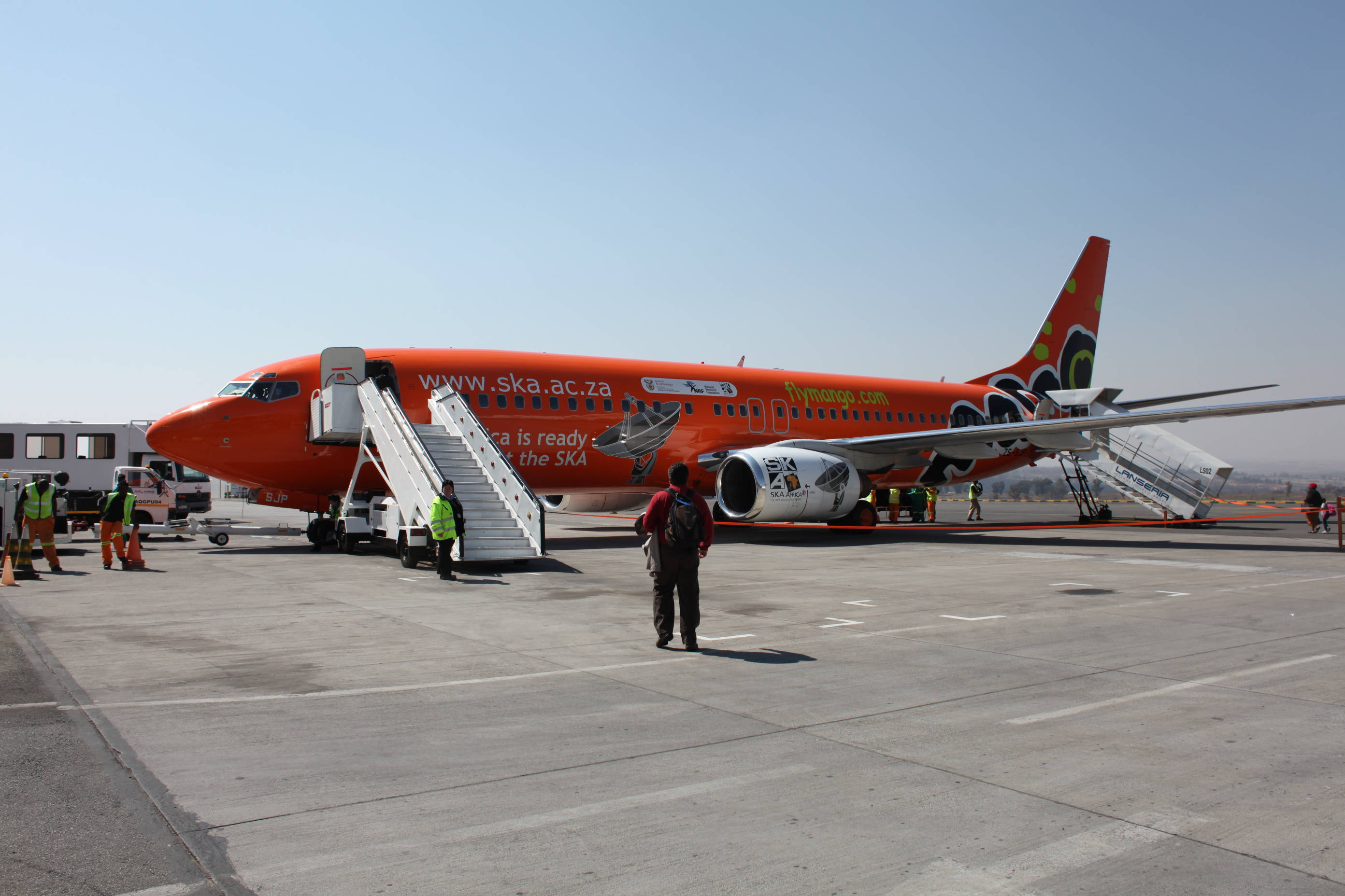 Mango Airlines, airport personnel, bright orange airplane, 2K Desktop Wallpaper