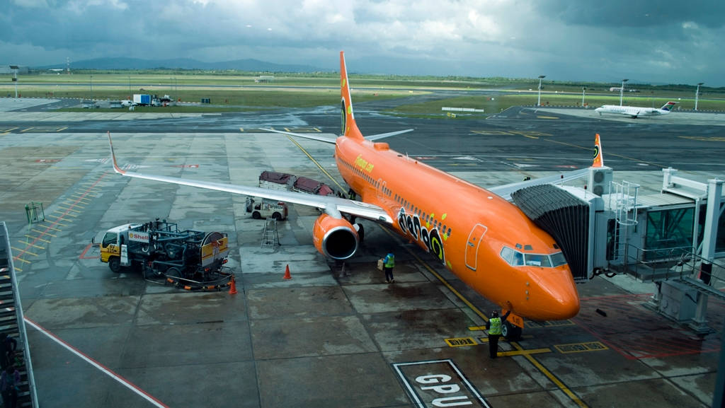 Mango Airlines, bright orange airplane, airport gate, SD Desktop Wallpaper