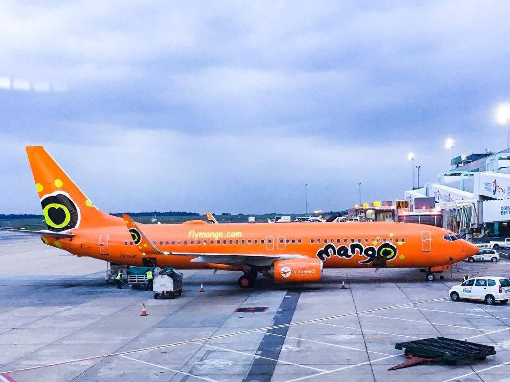 Mango Airlines, airport gate, cloudy twilight sky, SD Desktop Wallpaper