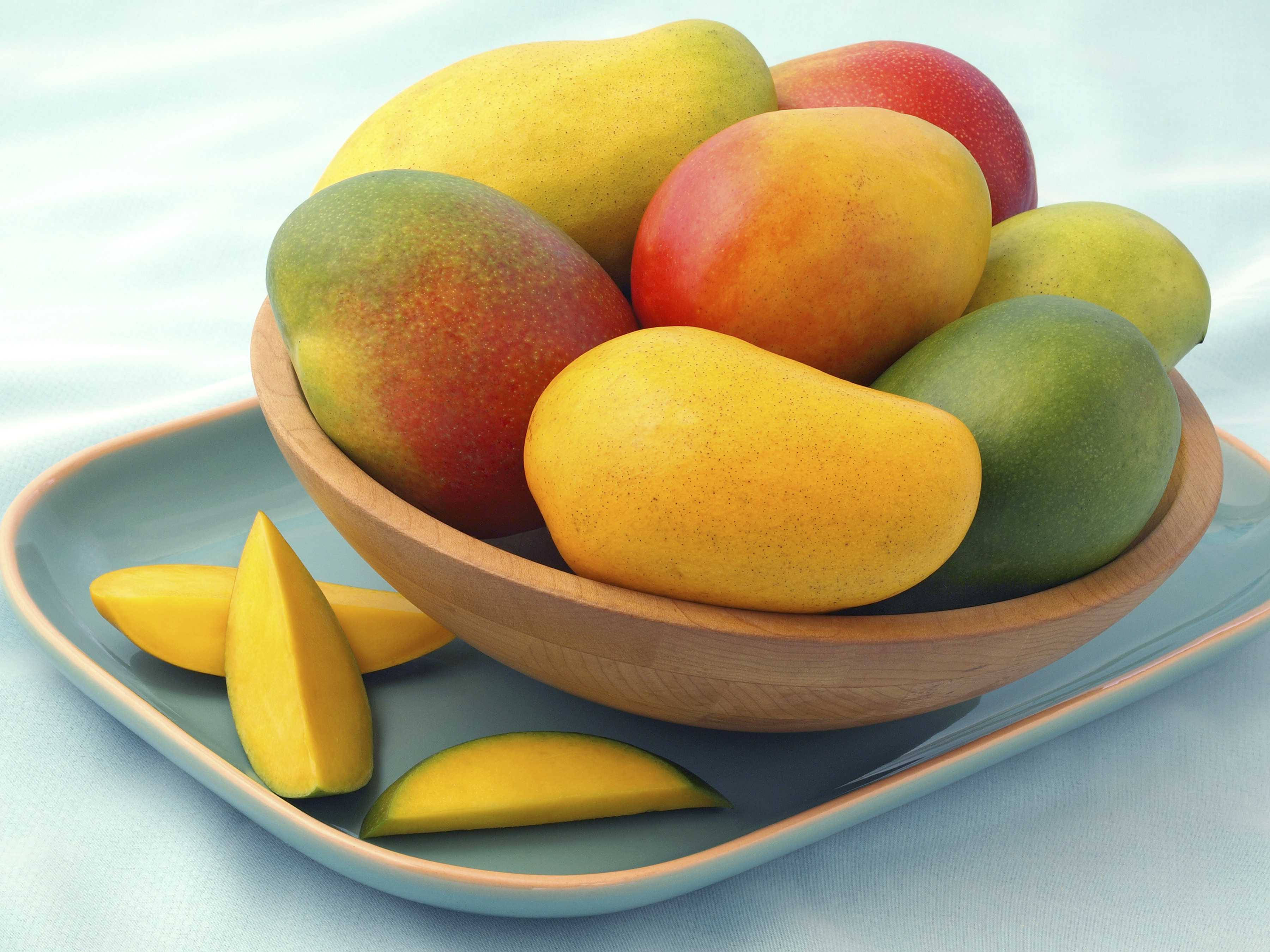 mango fruits, wooden bowl, light blue tray, 2K Desktop Wallpaper