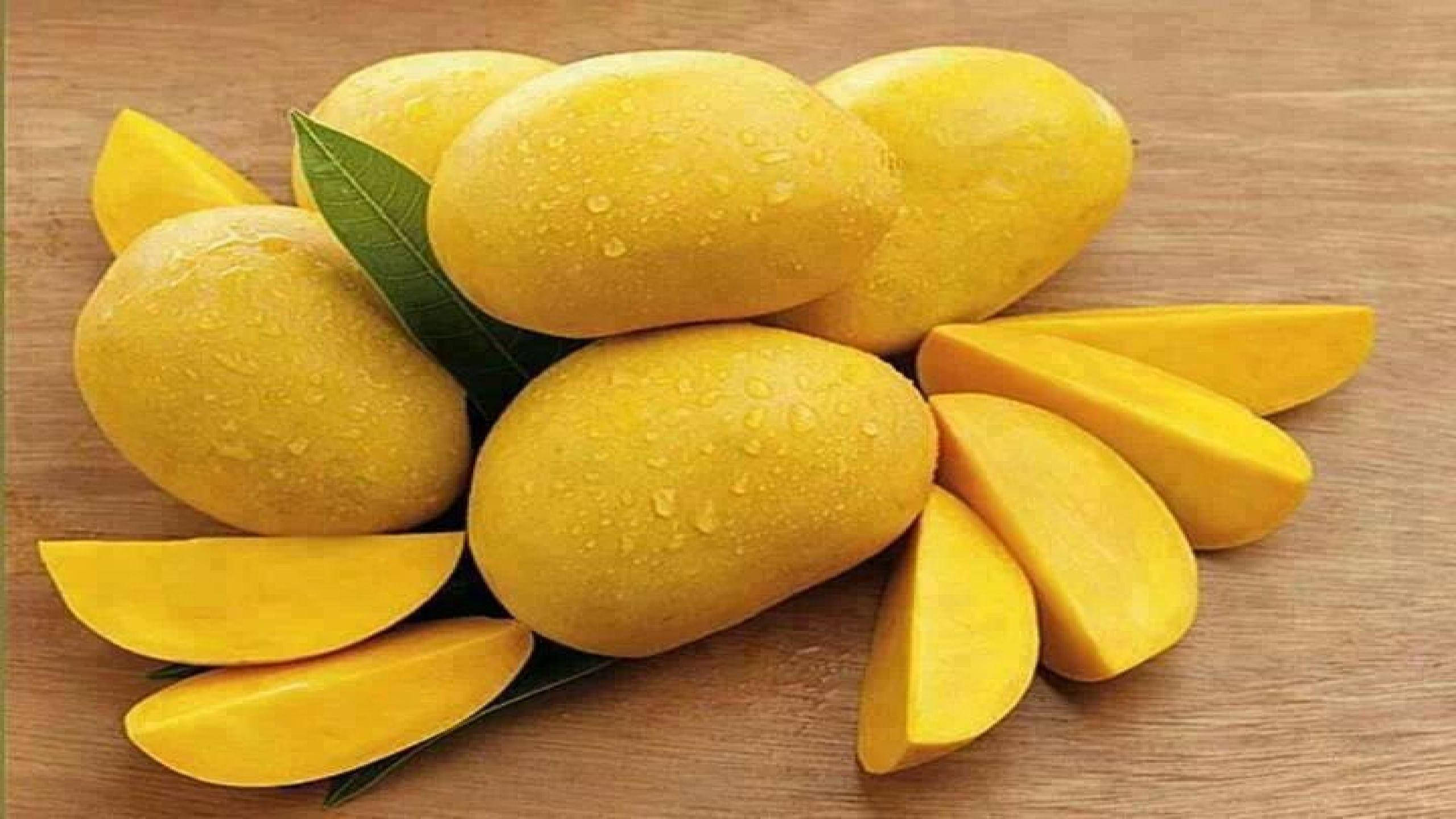 ripe yellow mango slices, juicy yellow mangoes, water droplets, 2K Desktop Wallpaper