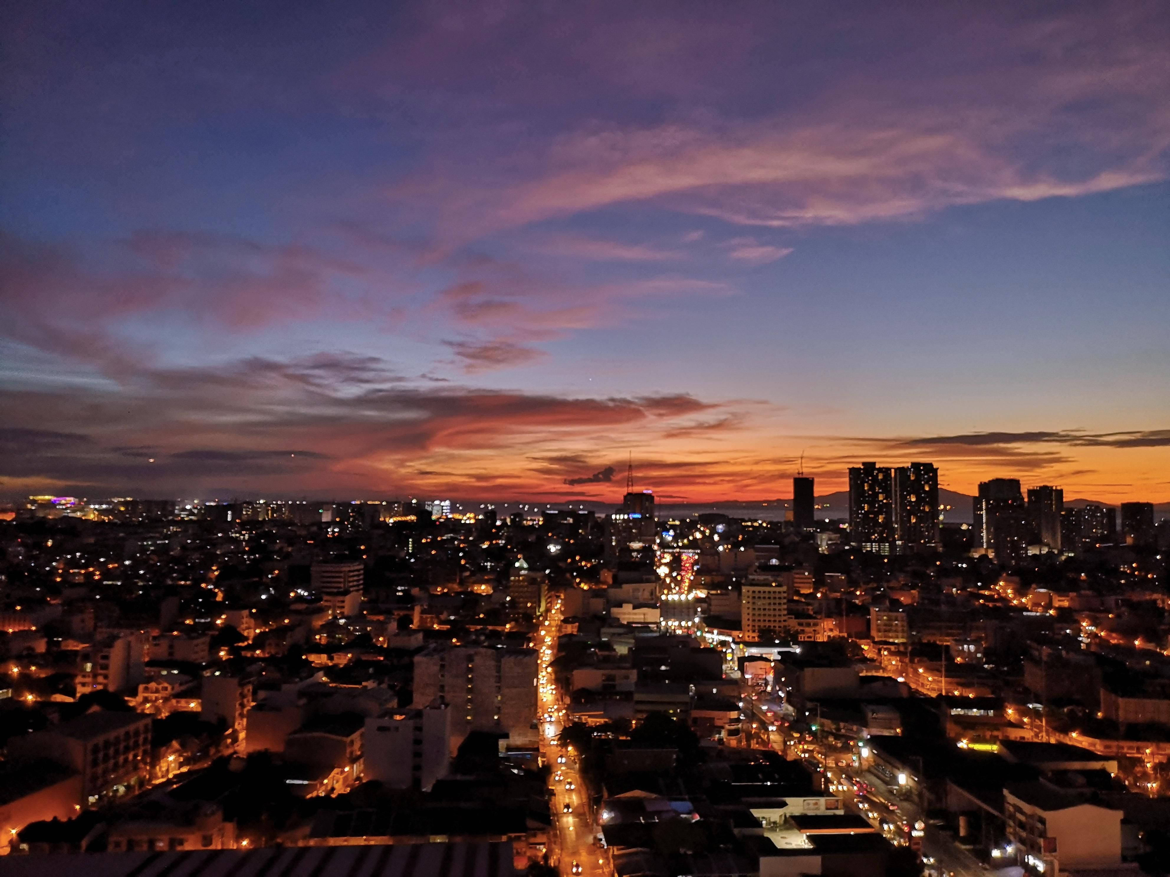 Manila, dusk, warm streetlights, 4K Desktop Wallpaper