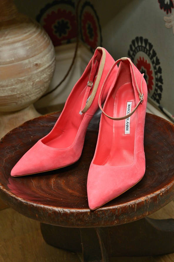 Manolo Blahnik, strap stilettos, coral suede, SD Phone Wallpaper