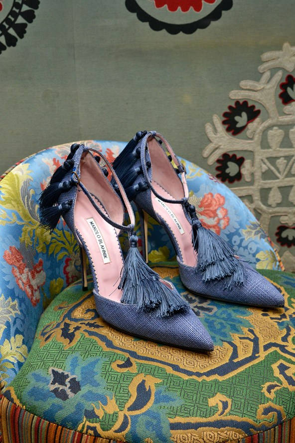 Manolo Blahnik, tassel high heels, navy blue, SD Phone Wallpaper