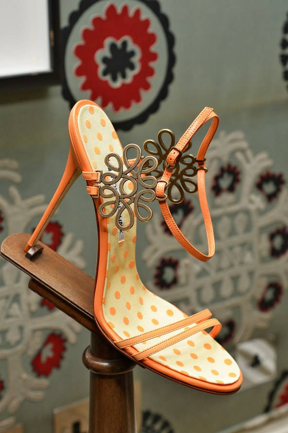 Manolo Blahnik, orange high-heeled sandal, gold filigree straps, SD Phone Wallpaper
